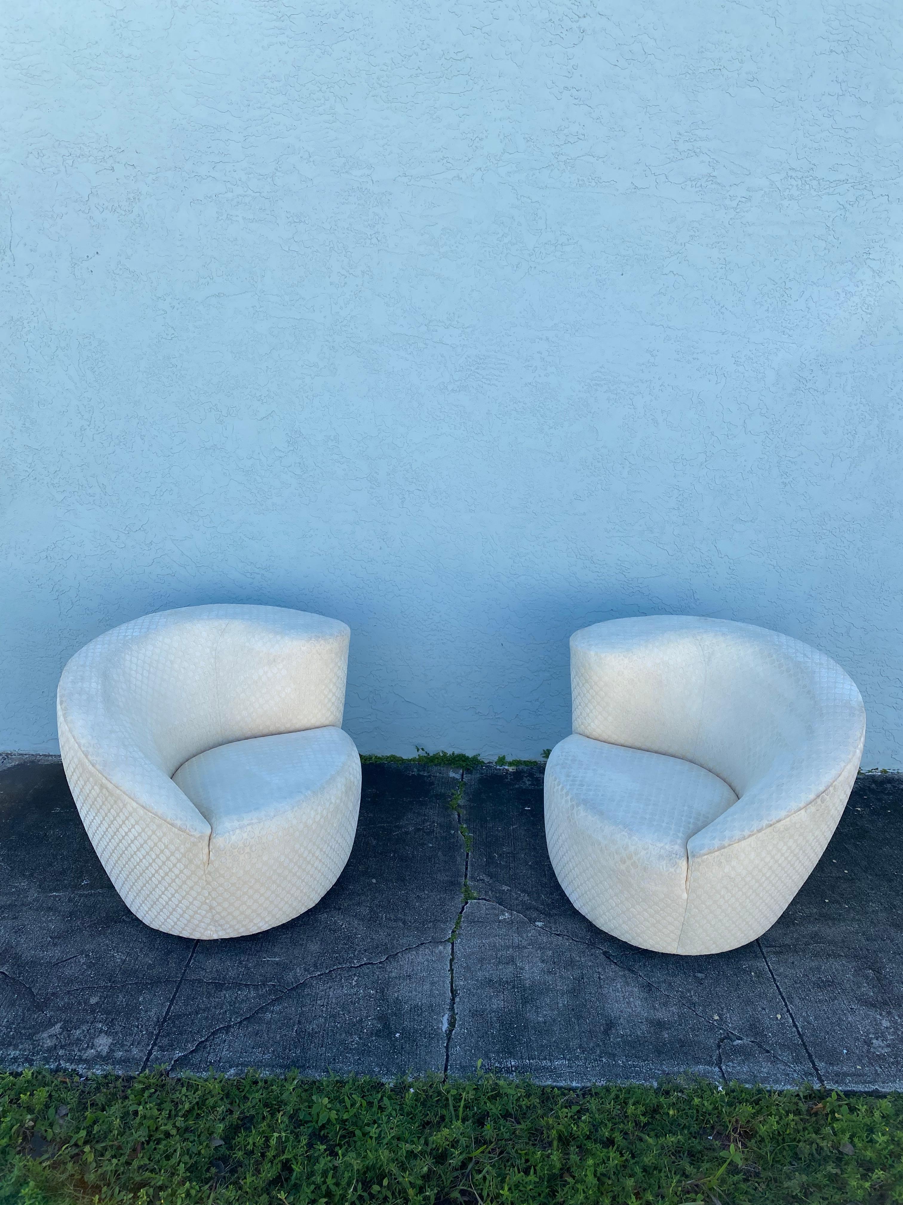 1980s Directional Cream Polka Dots Swivel Chairs, Set of 2 In Good Condition For Sale In Fort Lauderdale, FL