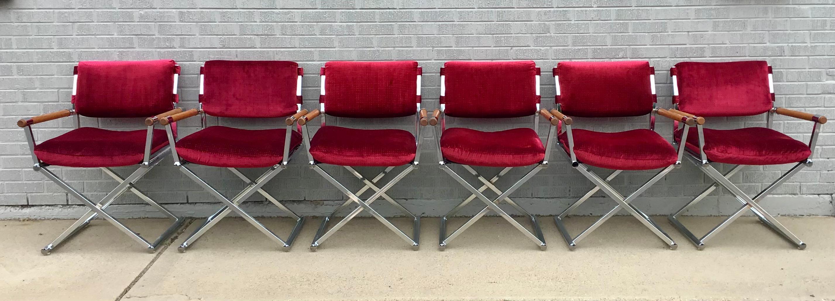 Set di 6 sedie da regista anni '80 di Cal-Style Furniture Mfg con braccioli in legno, basi cromate in stile X e rivestimento in velluto rosso rubino.

Misure: Altezza 33,25