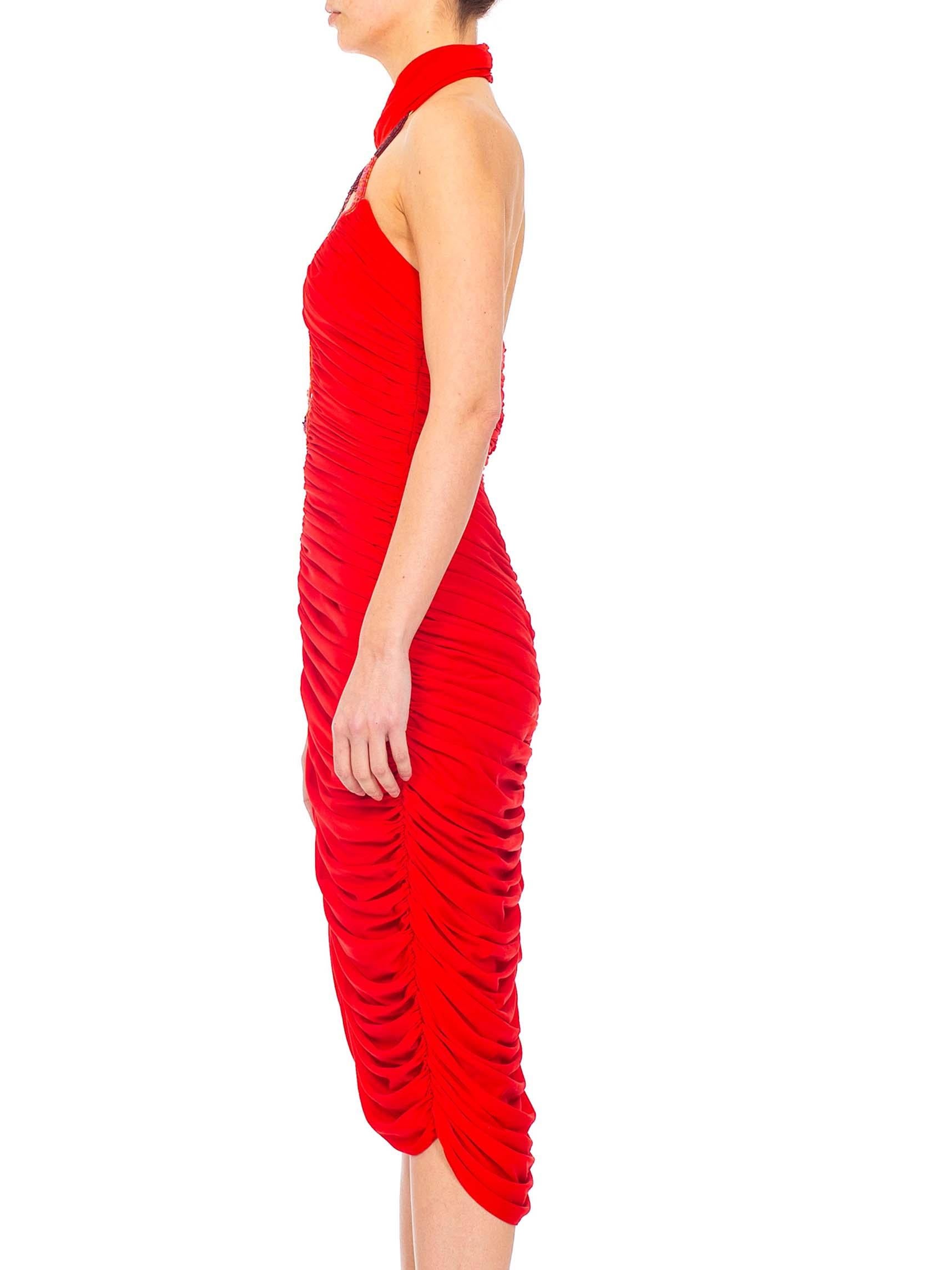 1980''S Lippenstift-Cocktailkleid aus rotem Poly/Lycra-Jersey mit Feuerperlen im Zustand „Hervorragend“ im Angebot in New York, NY
