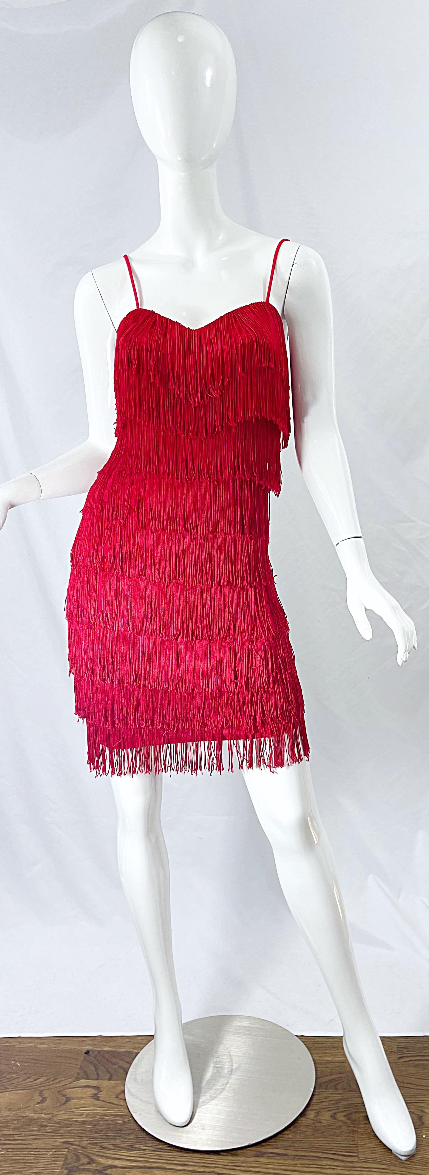 Sexy 80er Jahre tut 20s Lippenstift rot voll gefranst Jersey Minikleid ! Mit Fransen am ganzen Körper:: die ein Flapper-Kleid ausmachen! Der Jersey ist etwas dehnbar. Verdeckter Reißverschluss auf der Rückseite. 
Kombinieren Sie dazu Absätze::