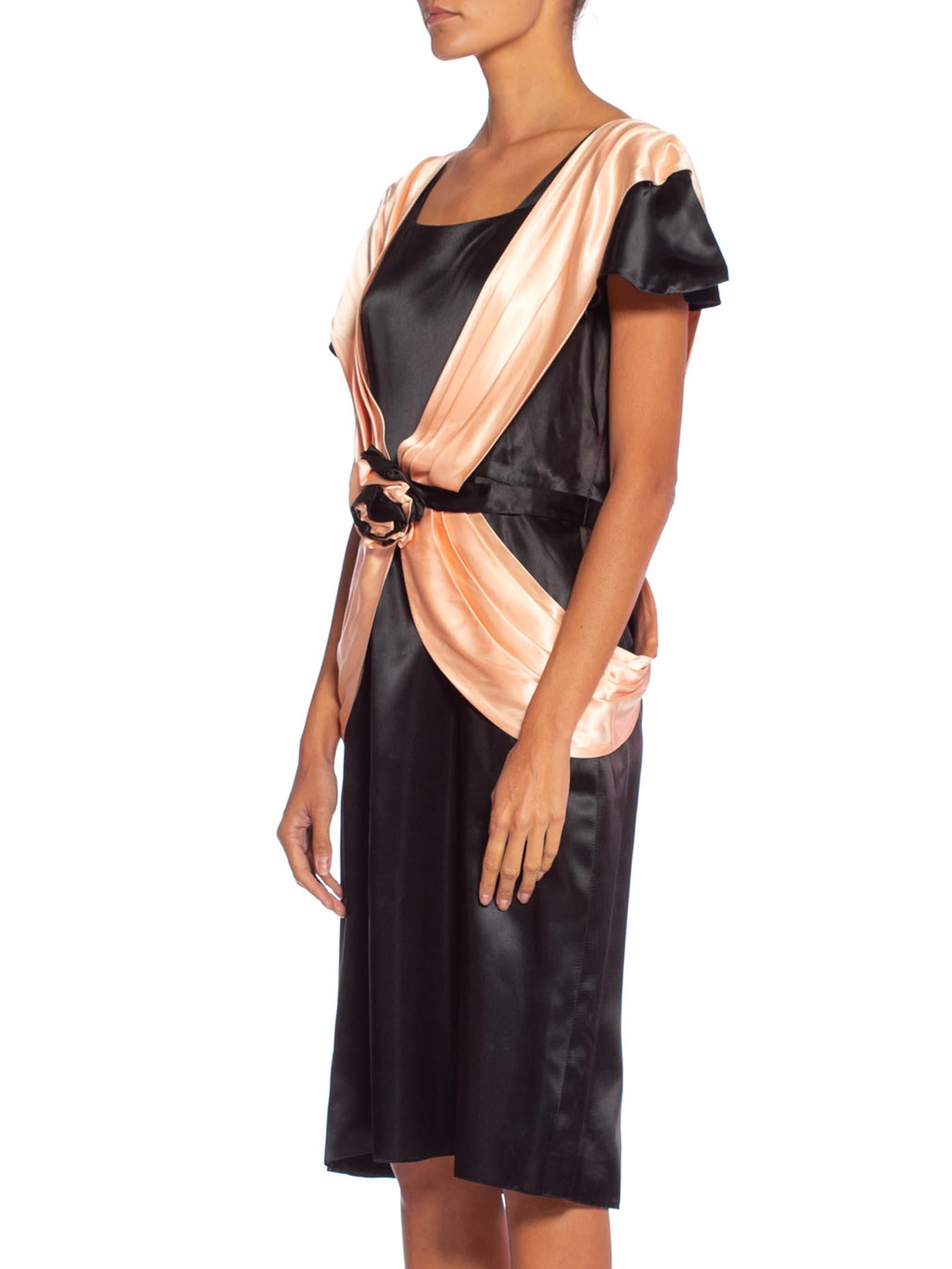 Robe de cocktail française à manches courtes en satin acétate noir et pêche des années 1980 en vente 3