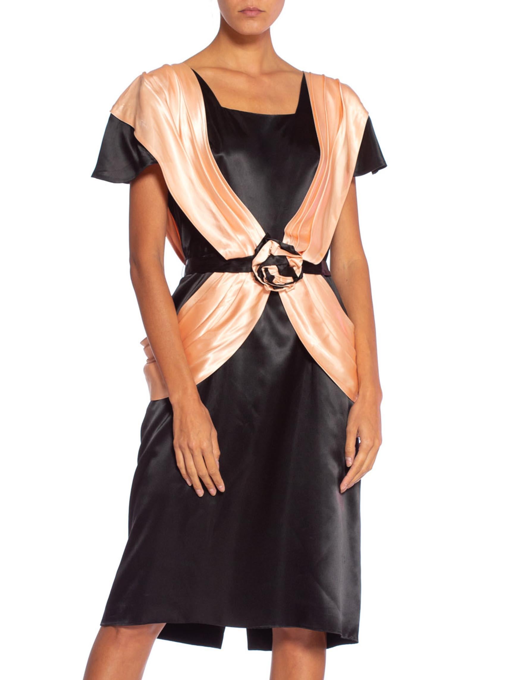 Robe de cocktail française à manches courtes en satin acétate noir et pêche des années 1980 en vente 4