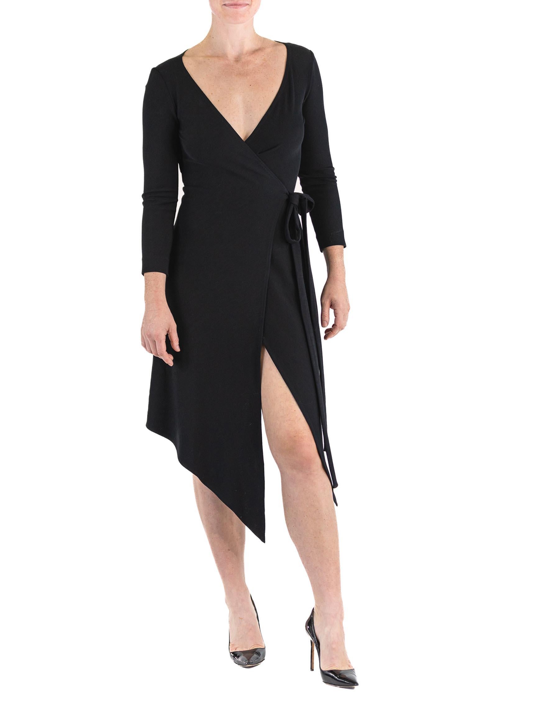 1980S DONNA KARAN Black Wool Knit Belted Wrap Dress (robe portefeuille en laine avec ceinture) Pour femmes en vente