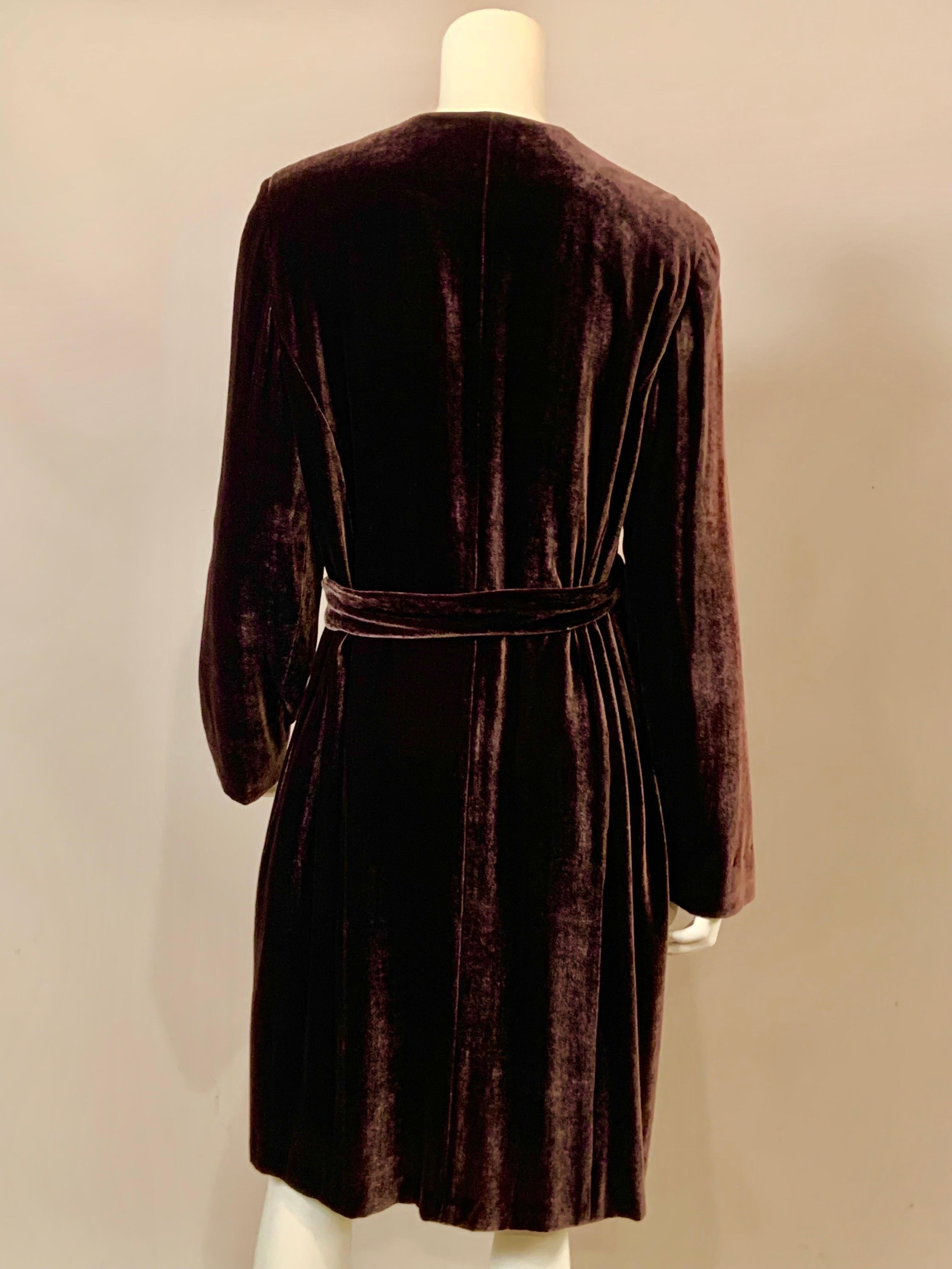 1980er Donna Karan Braun schimmernder Abendmantel aus Samt mit optionalem Bindegürtel im Angebot 2