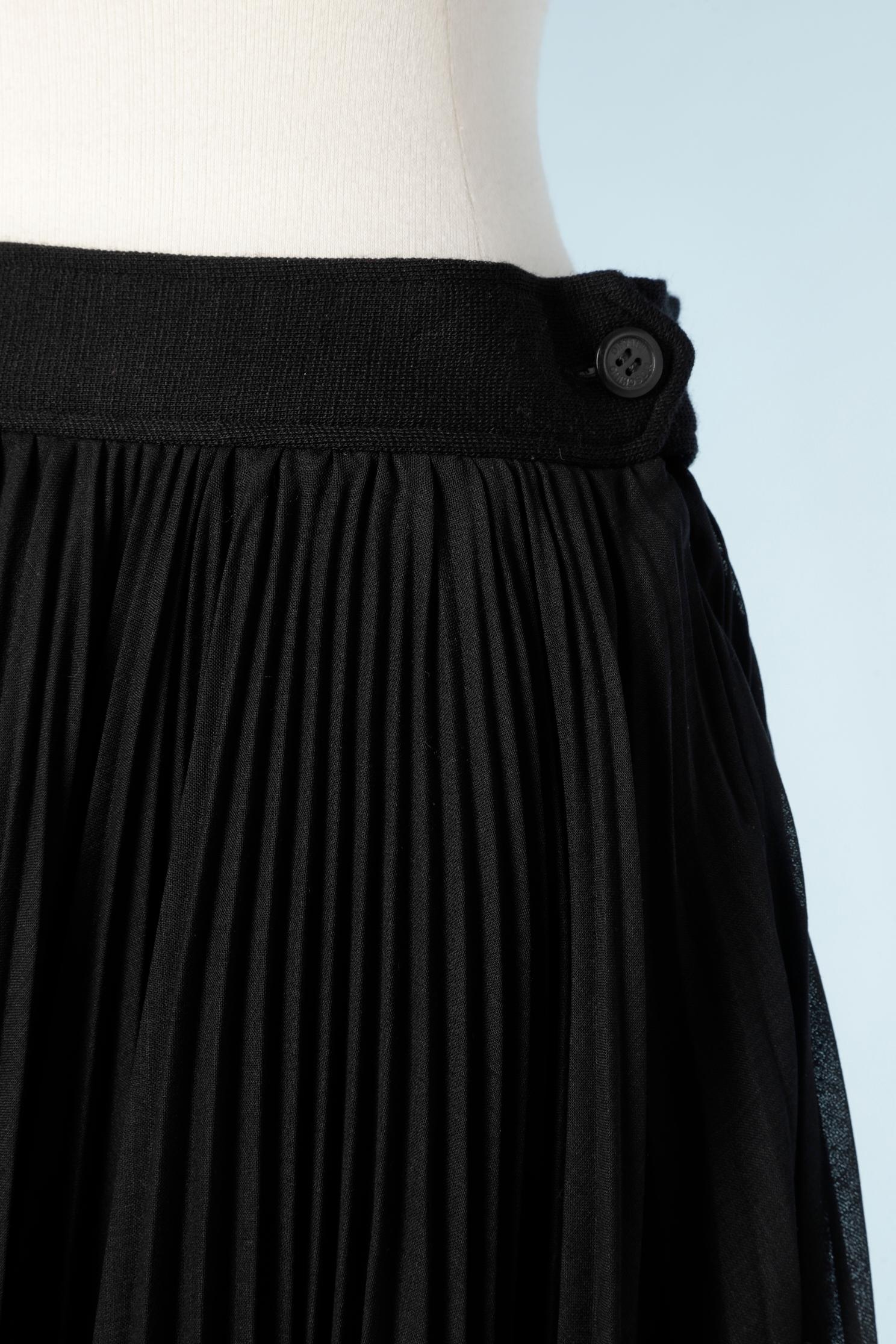 1980's double-layer black skirt. The top layer is in pleated black polyamide and the under layer is in wool jersey pencil skirt shape. 