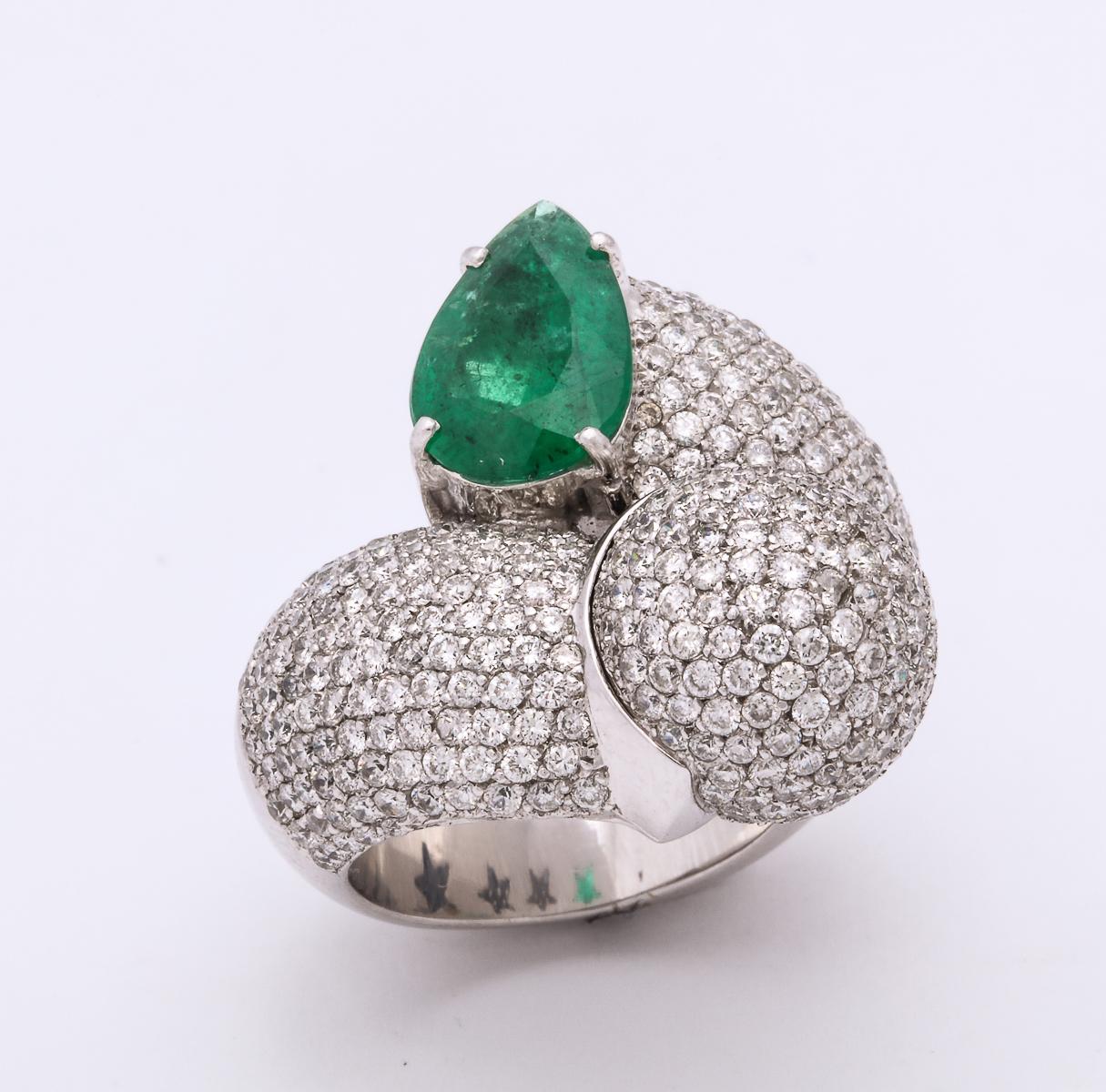 1980s Dramatic Pear Shaped Emerald with Diamond Bypass Gold Cocktail Ring 5