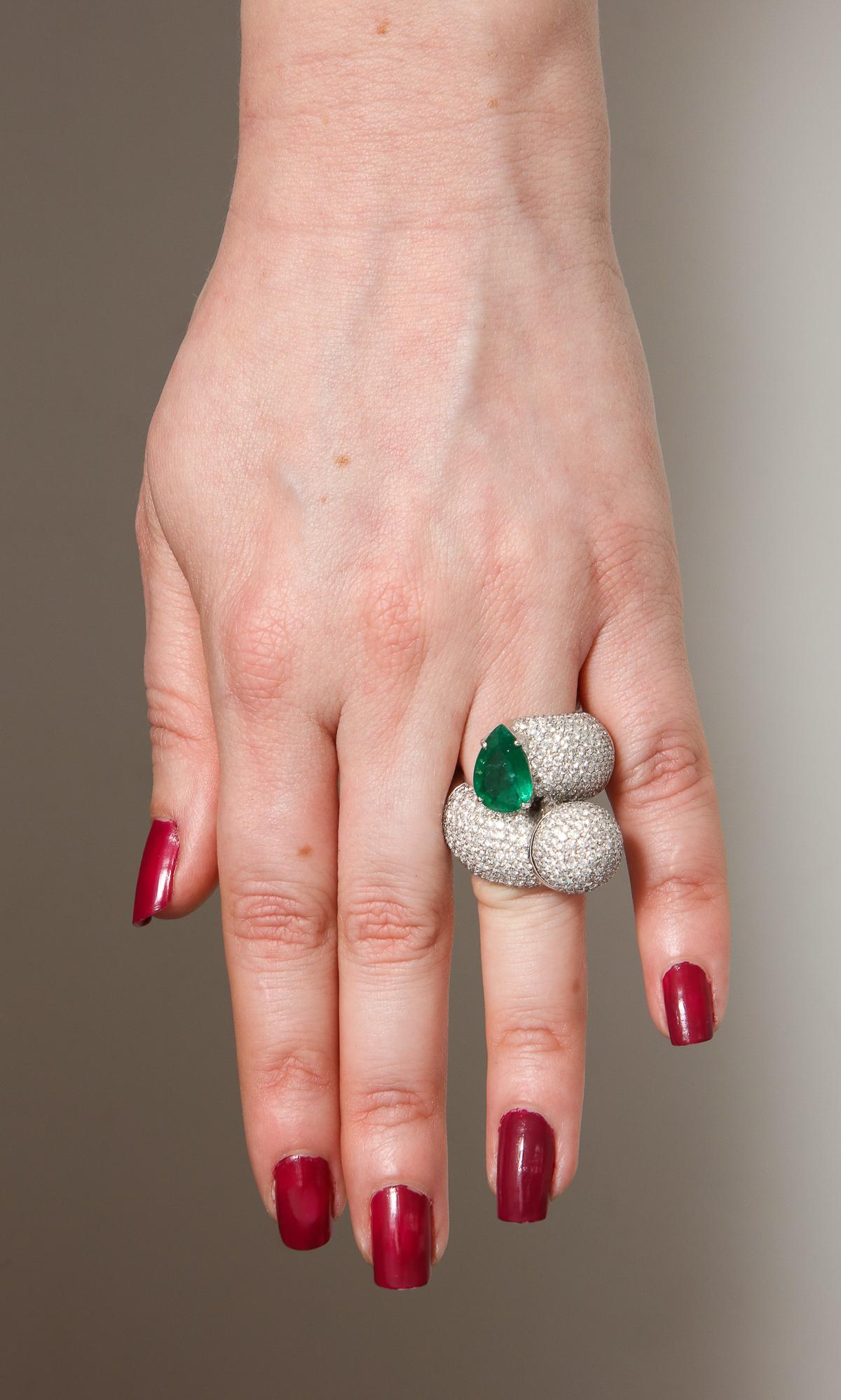 1980s Dramatic Pear Shaped Emerald with Diamond Bypass Gold Cocktail Ring 9