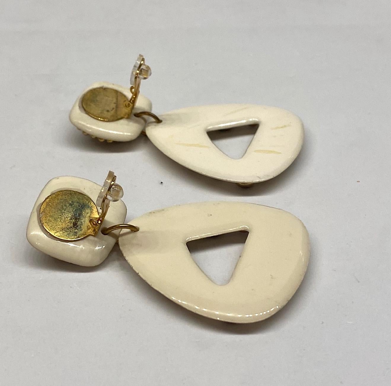 Clous d'oreilles pendants dramatiques en résine blanche et or des années 1980 en vente 6