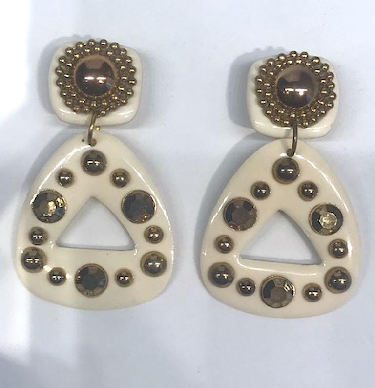 1980s Dramatic White Resin & Gold Stud Pendant Earrings In Good Condition For Sale In New York, NY