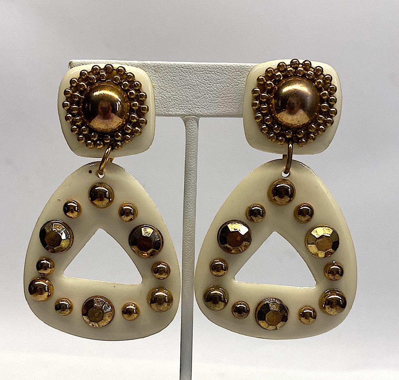 Clous d'oreilles pendants dramatiques en résine blanche et or des années 1980 en vente 1