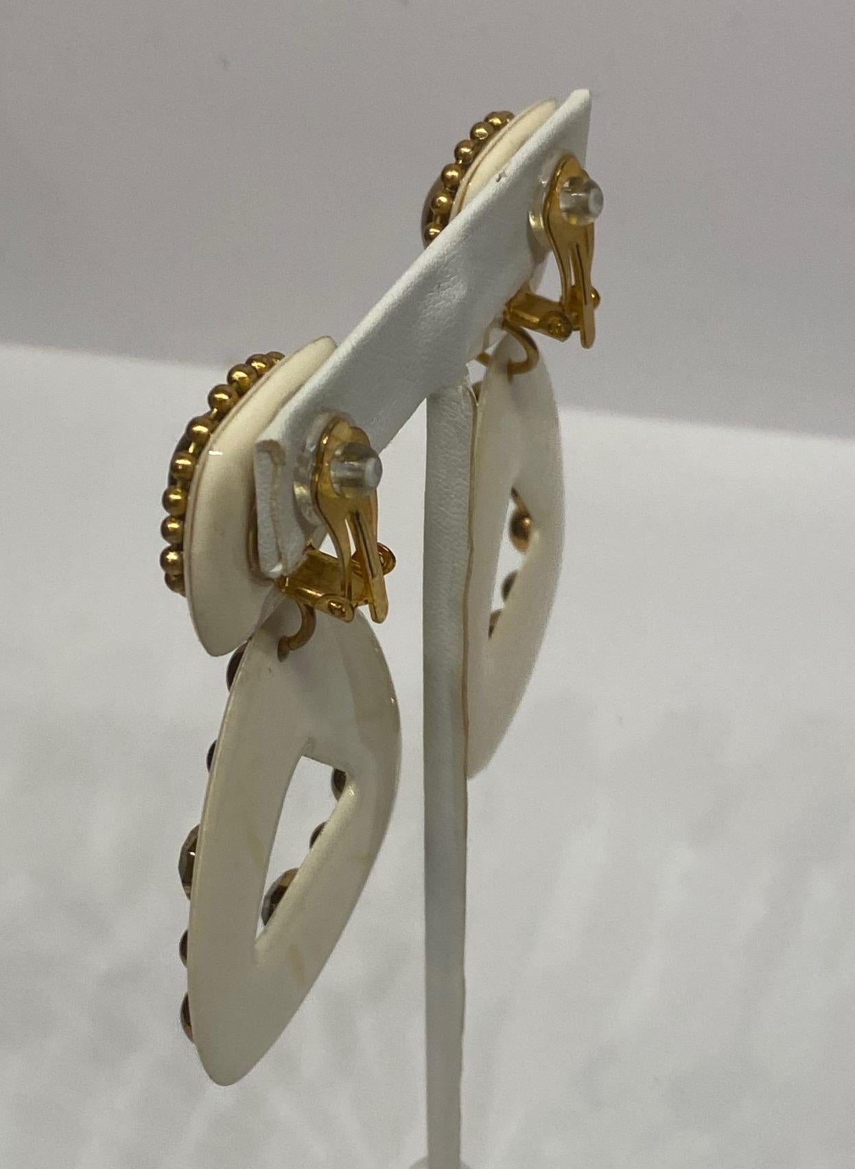1980s Dramatic White Resin & Gold Stud Pendant Earrings For Sale 2