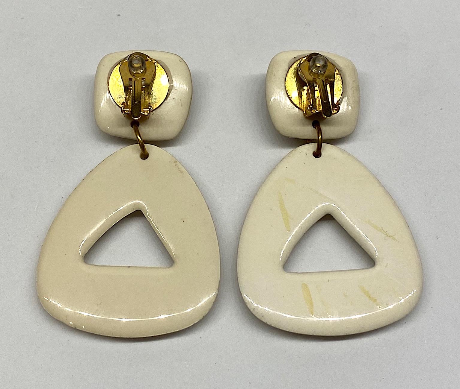 1980s Dramatic White Resin & Gold Stud Pendant Earrings For Sale 5