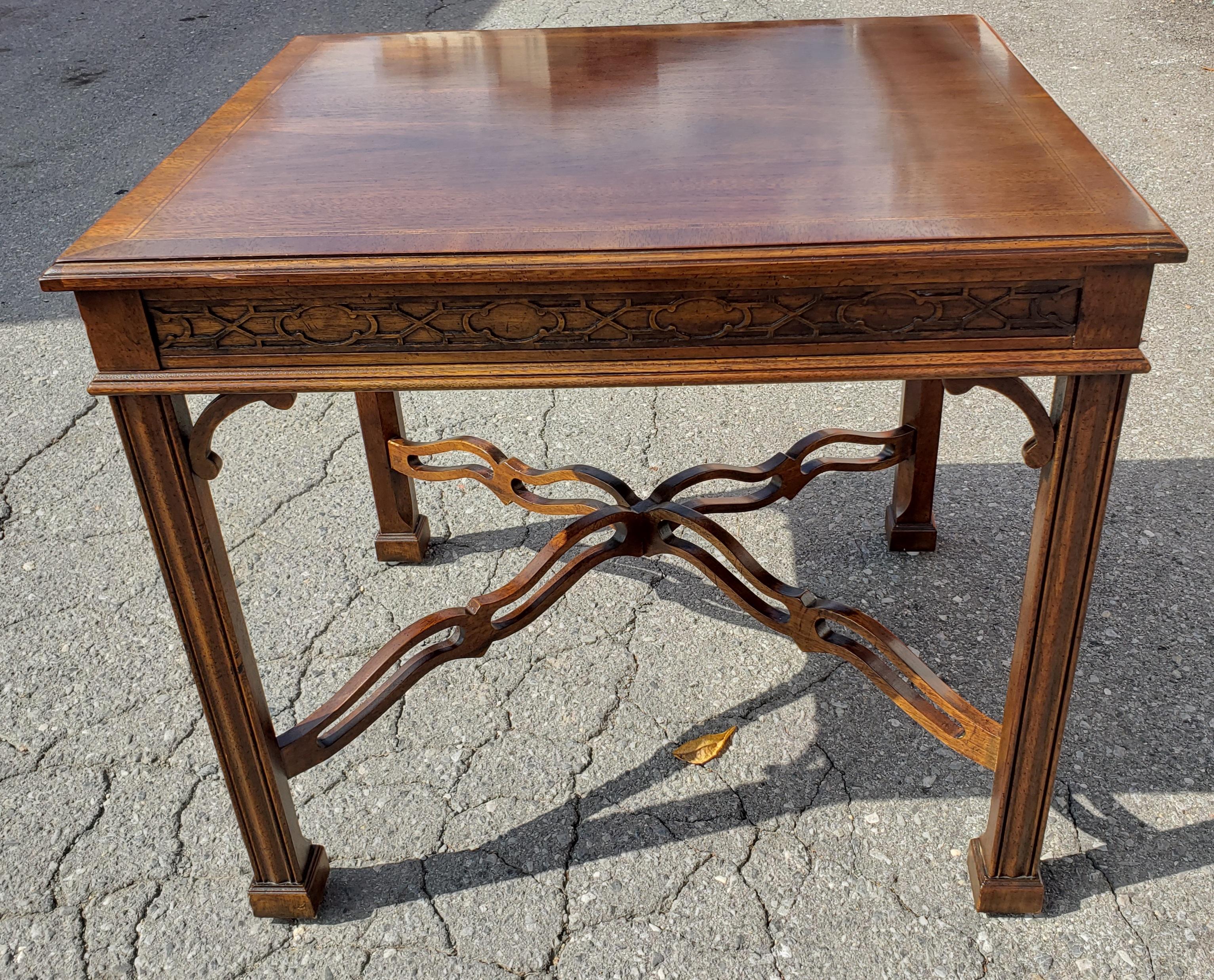 1980s Drexel Heritage Chippendale Walnut Accent Table W/ Fretwork and Banded Top In Good Condition For Sale In Germantown, MD
