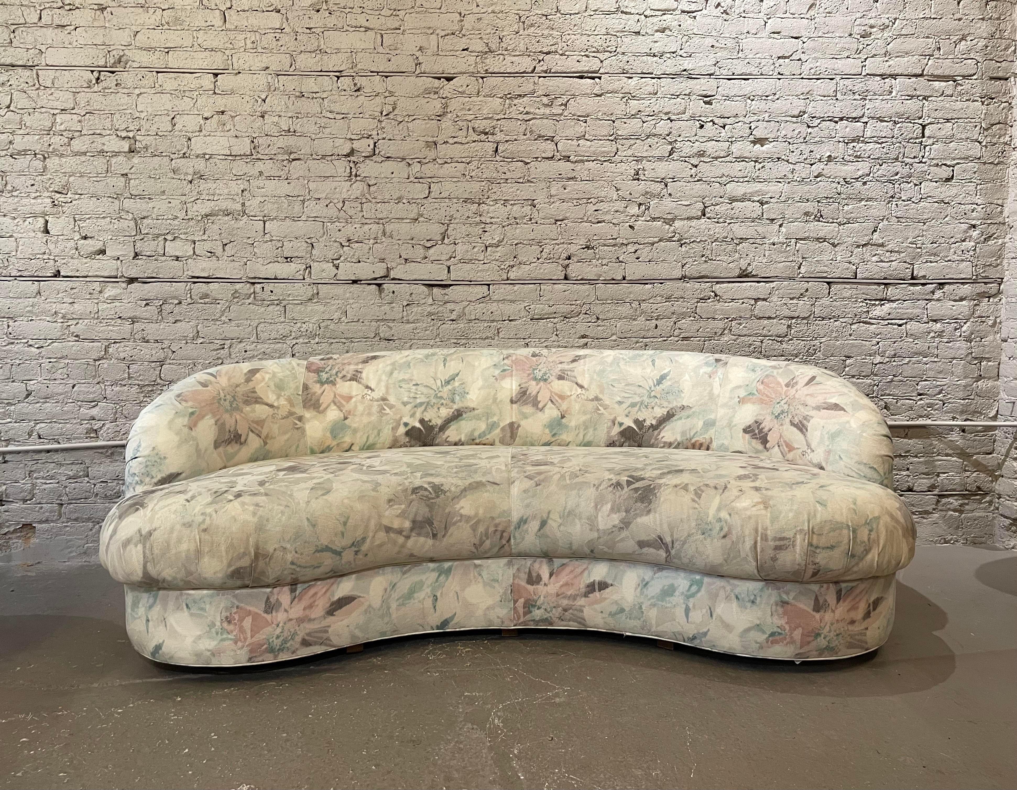 1980s Postmodern Drexel Heritage Kidney Curved Vintage Sofa Loveseat In Good Condition In Chicago, IL