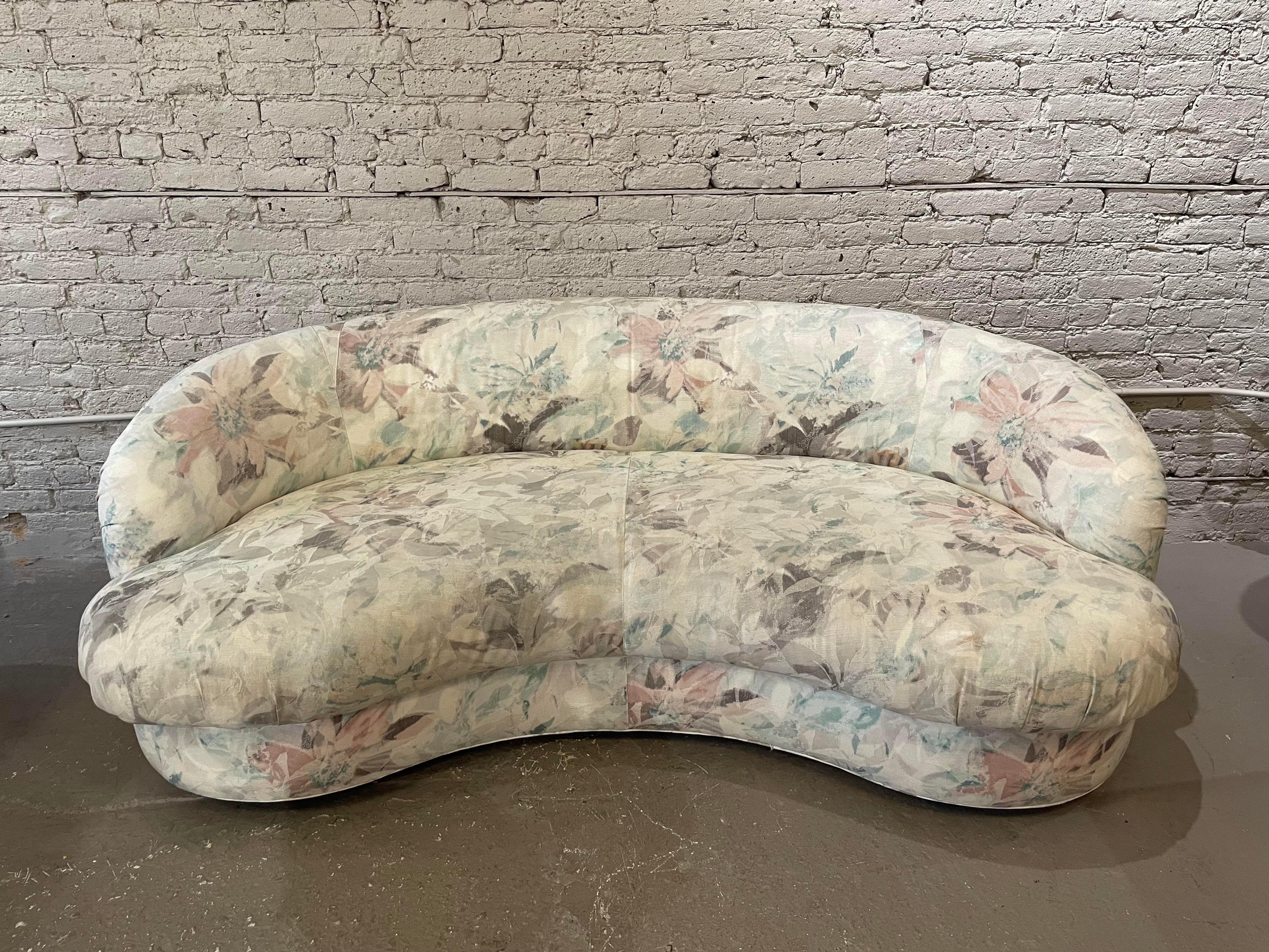 1980s Postmodern Drexel Heritage Kidney Curved Vintage Sofa Loveseat In Good Condition In Chicago, IL