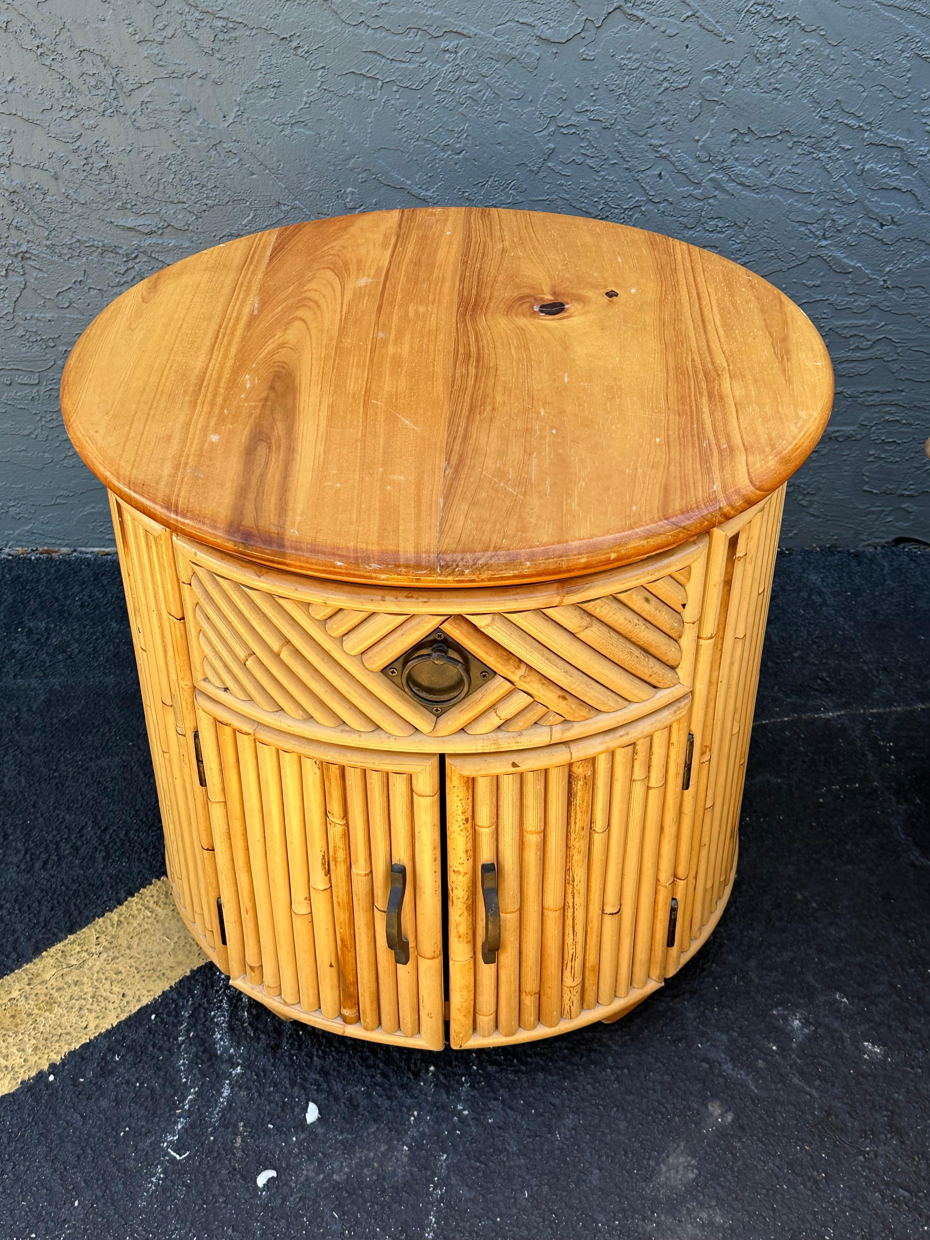 1980s Drum Round Rattan Reed Oak Nightstands, Set of 2 For Sale 3