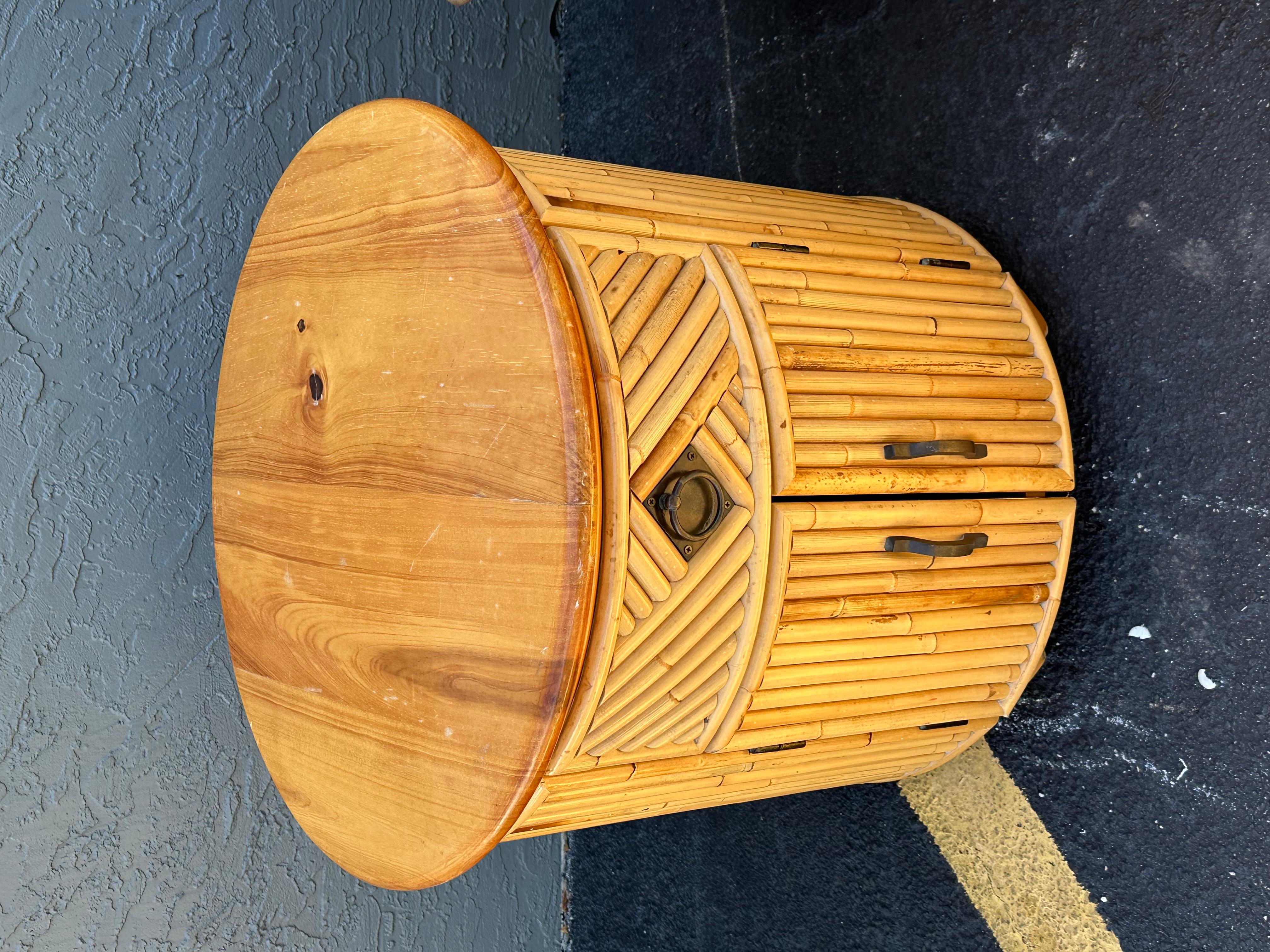 Comodini a tamburo degli anni '80 in rattan e canna di Oak, set di 2 in vendita 3