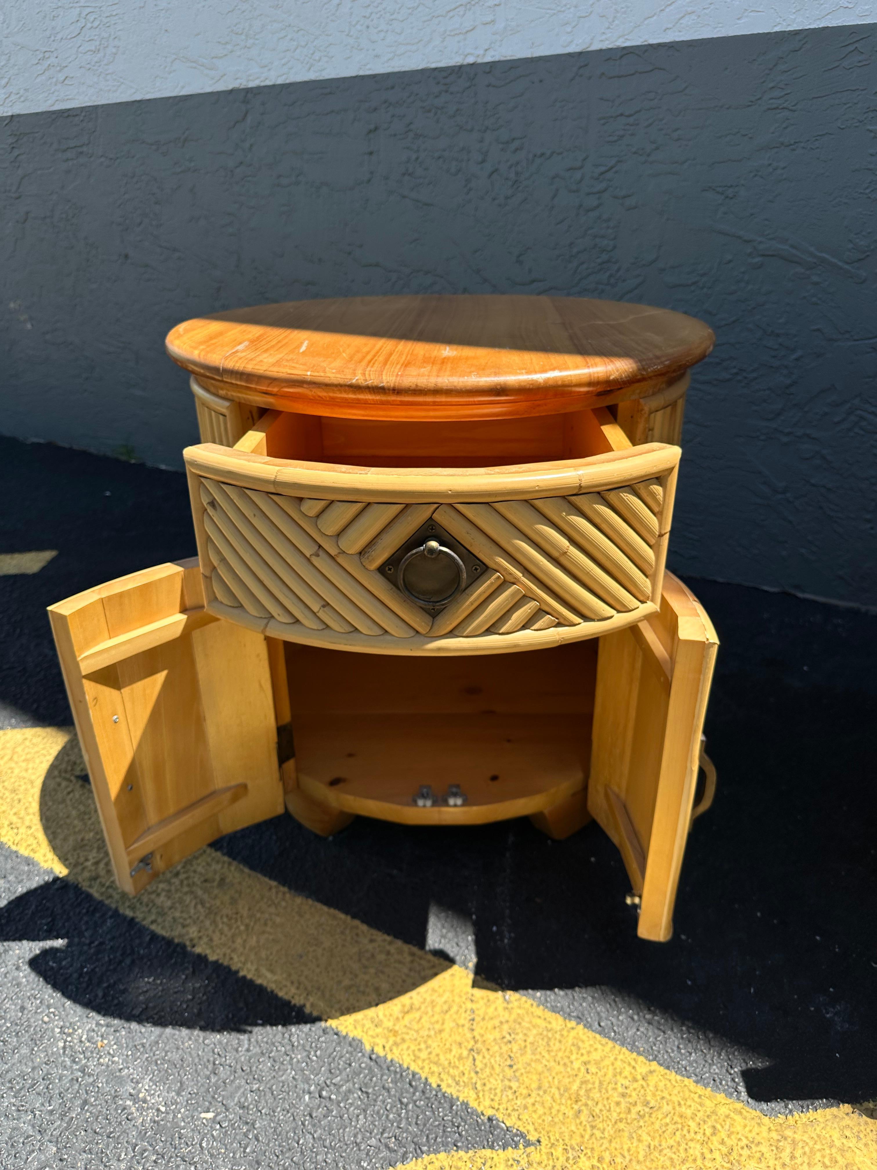 1980s Drum Round Rattan Reed Oak Nightstands, Set of 2 For Sale 4