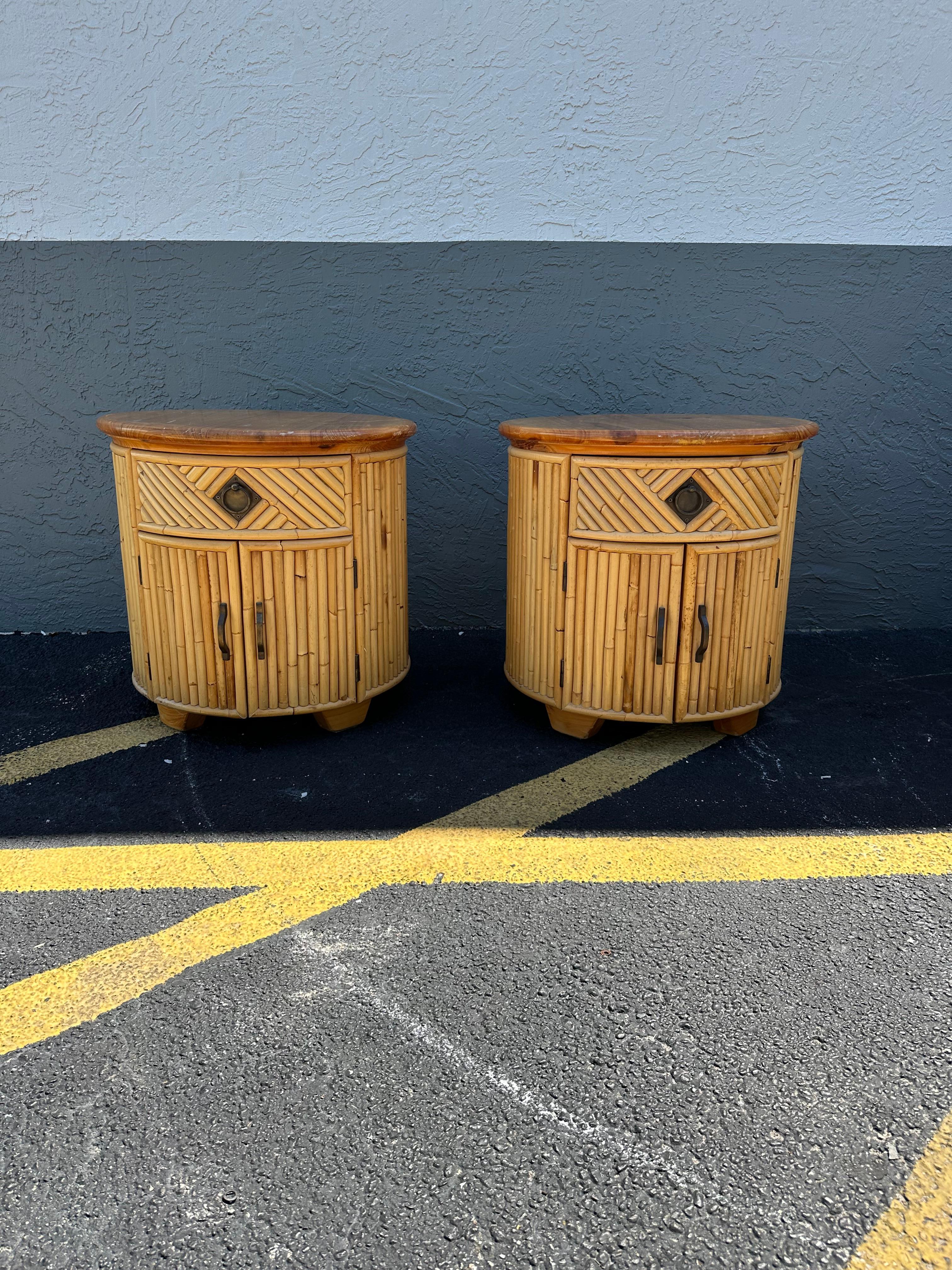 In questa occasione ti offriamo uno dei più straordinari e rari comodini in rattan e quercia che tu possa sperare di trovare. Il design è eccezionale. Questo bellissimo set è un pezzo forte e ricco di personalità!!! Guarda gli splendidi dettagli di