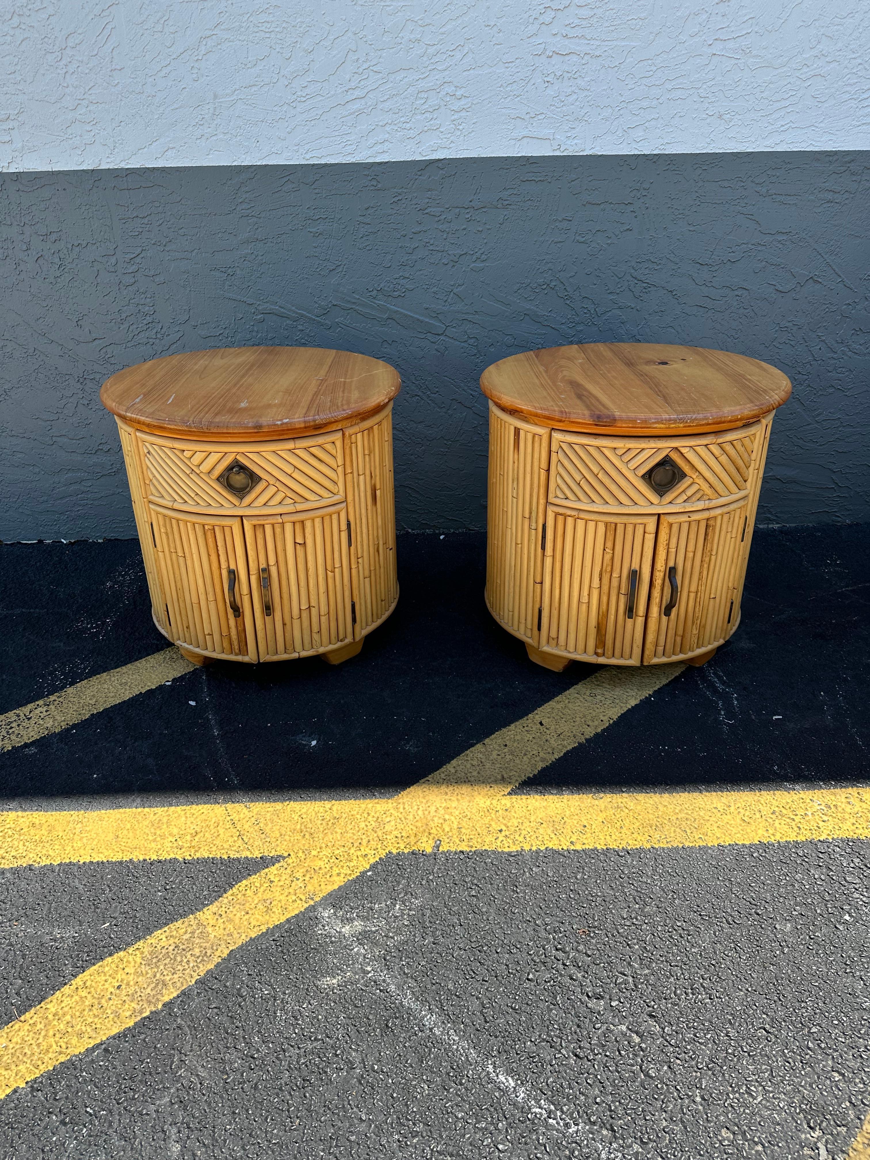 Bohémien Comodini a tamburo degli anni '80 in rattan e canna di Oak, set di 2 in vendita