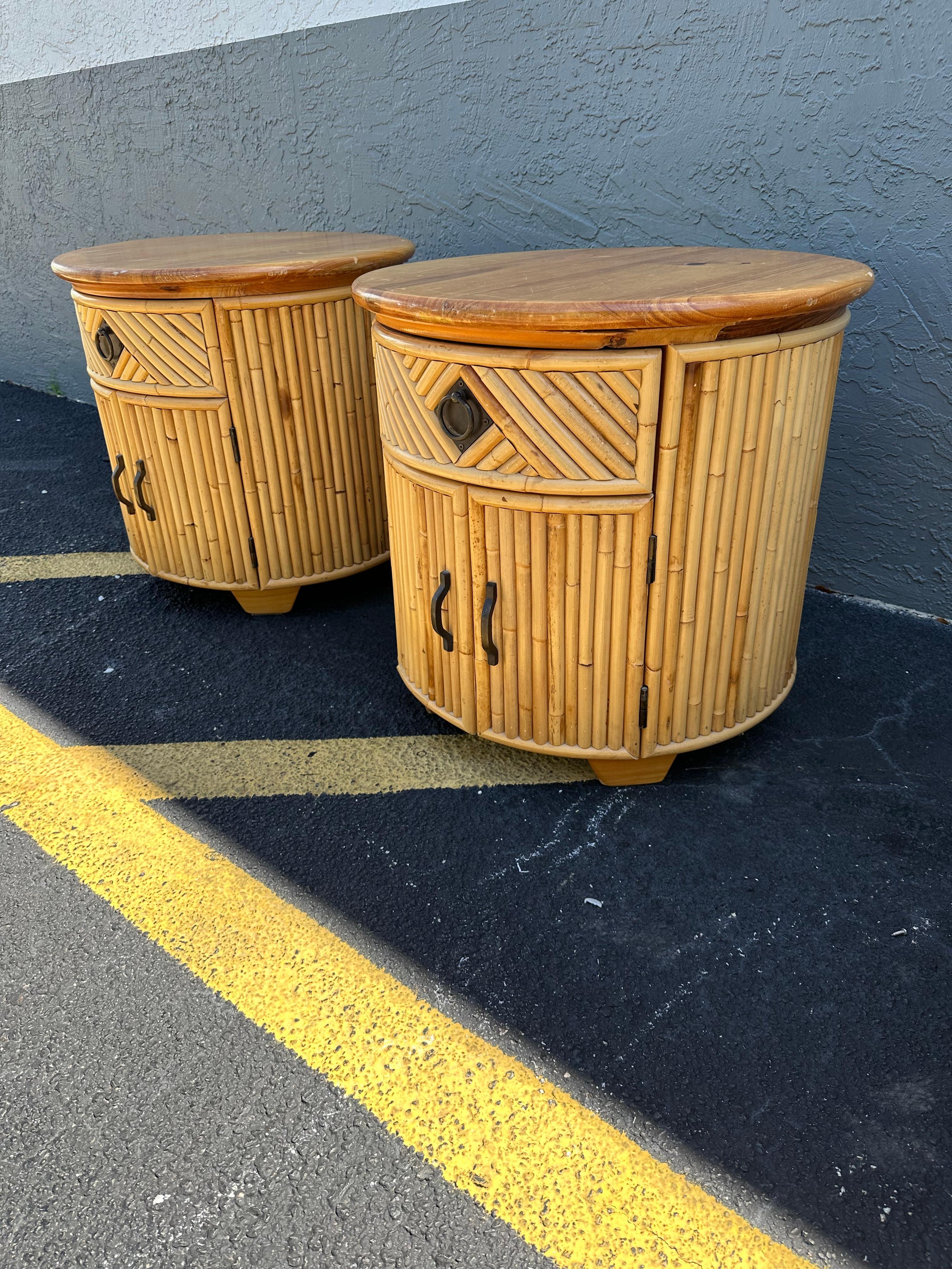 Filippino Comodini a tamburo degli anni '80 in rattan e canna di Oak, set di 2 in vendita