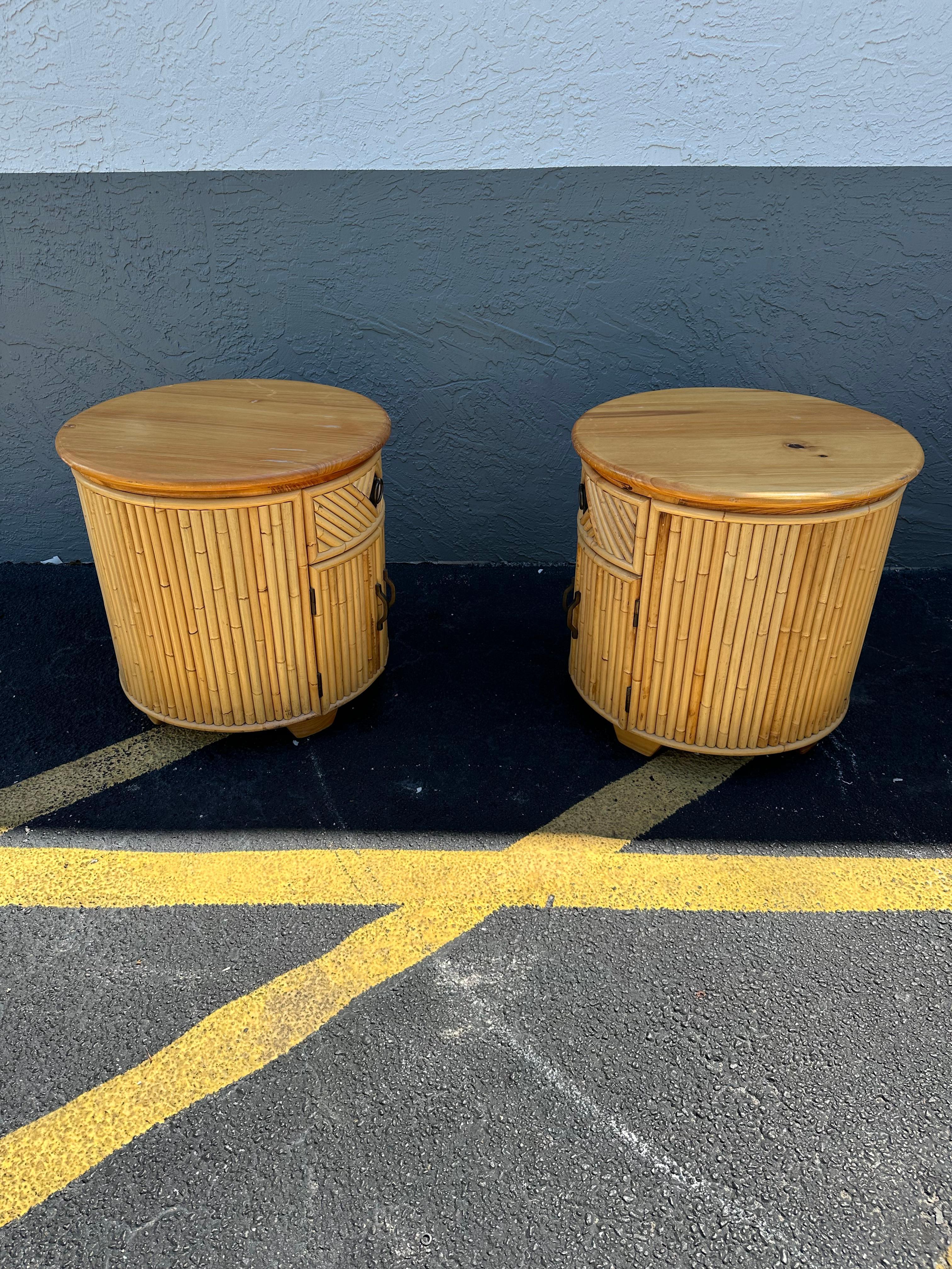 Brass 1980s Drum Round Rattan Reed Oak Nightstands, Set of 2 For Sale