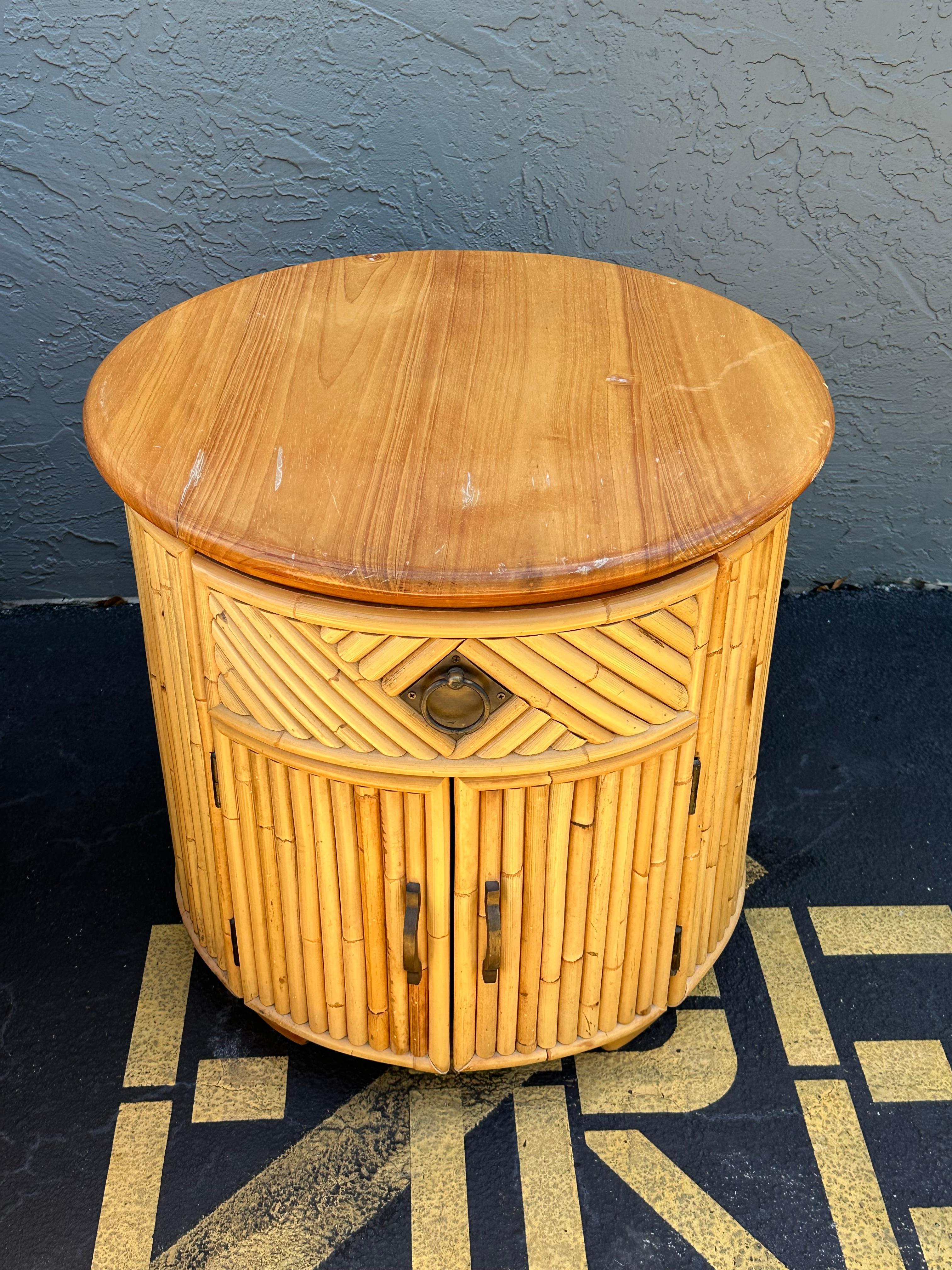 1980s Drum Round Rattan Reed Oak Nightstands, Set of 2 For Sale 2