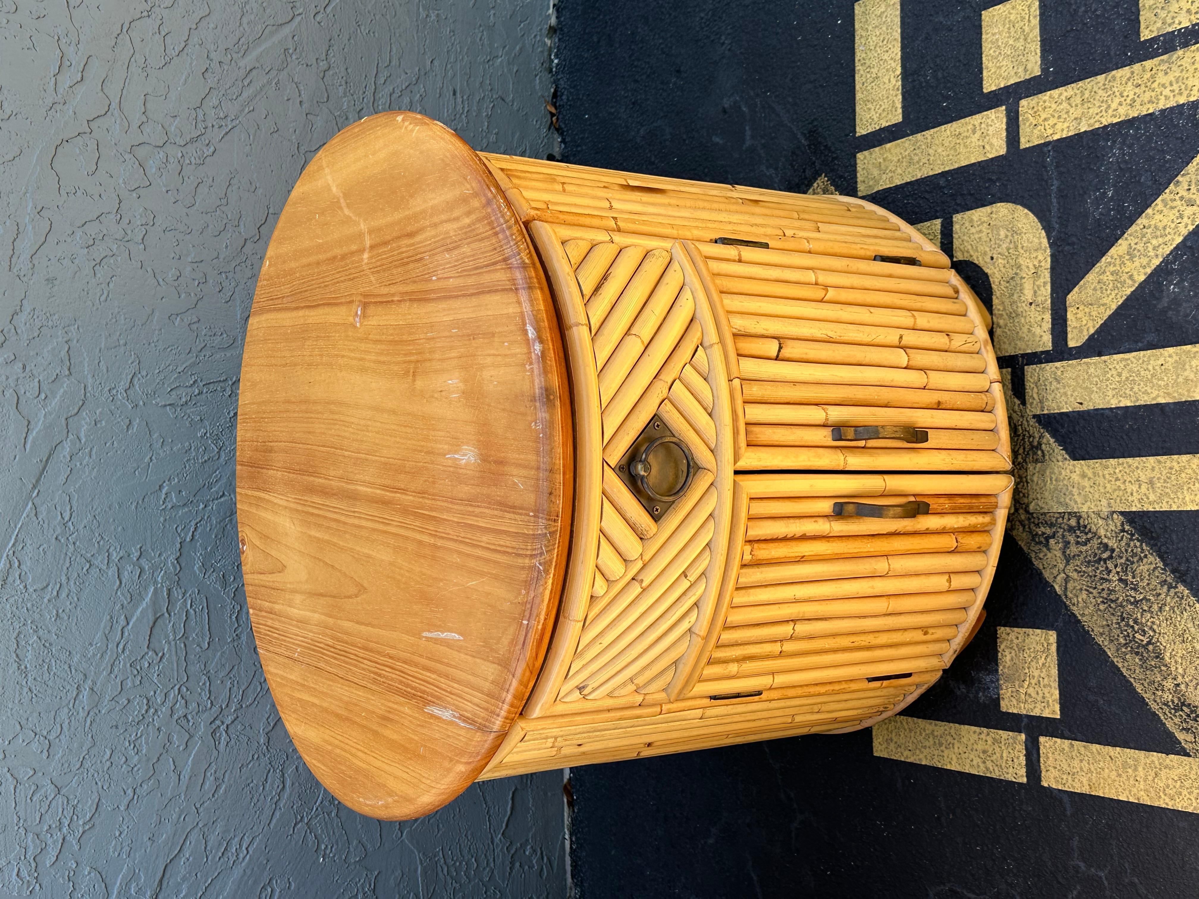 Comodini a tamburo degli anni '80 in rattan e canna di Oak, set di 2 in vendita 2