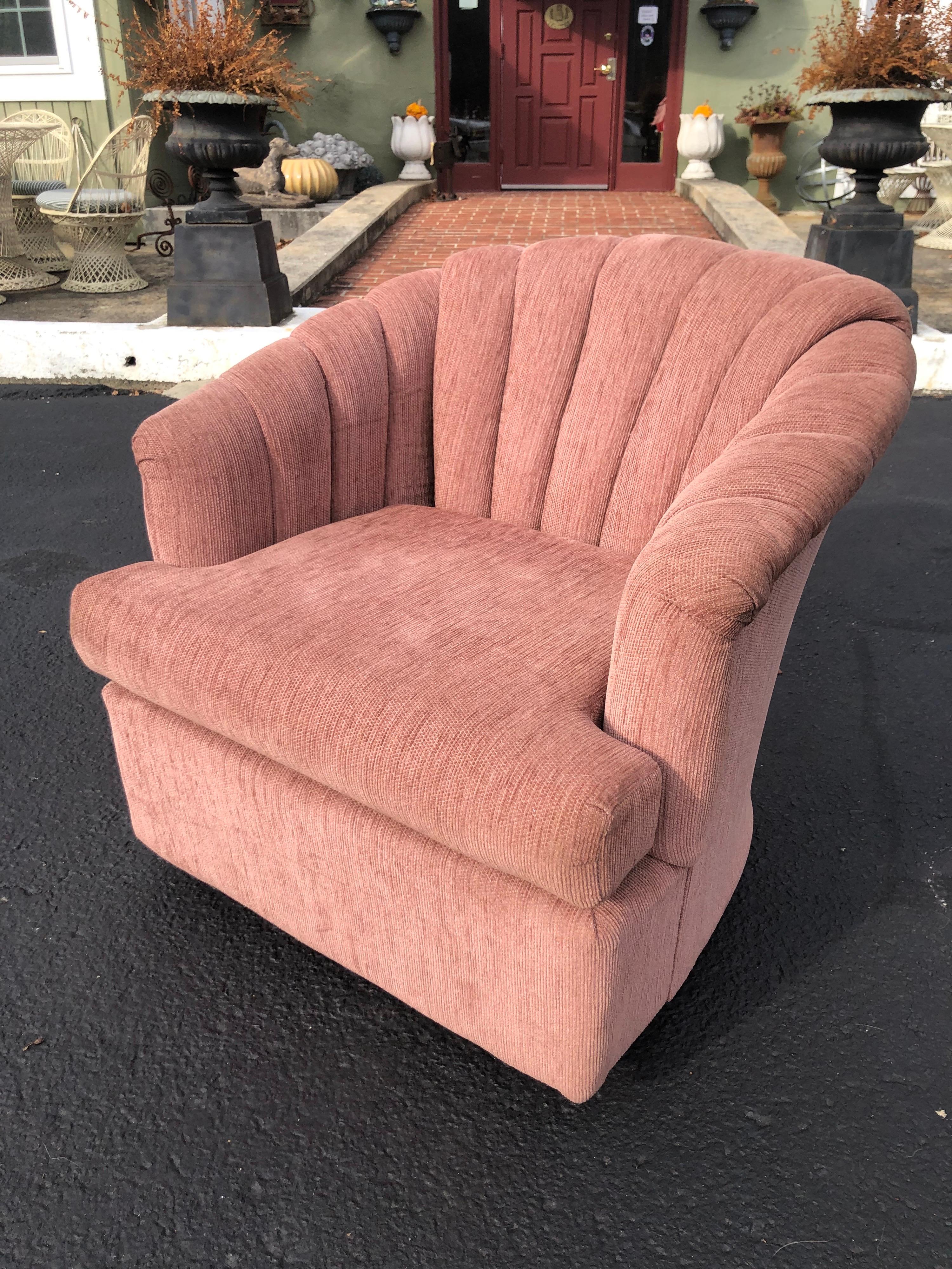 1980's Dusty Rose Swivel chair. Classic channel back barrell shape design . 
Comfortable and good looking. Use as is or recover.
        
    