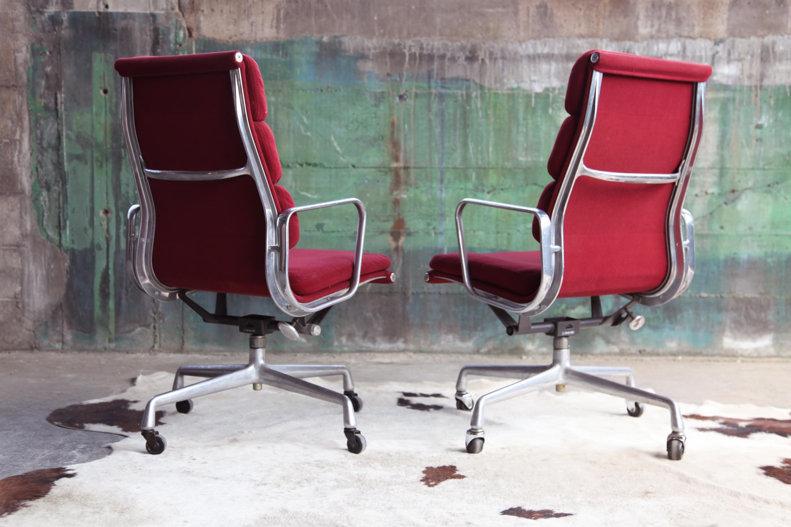 1980s Eames Herman Miller Aluminum Soft Pad Reclining + Height Adjustable Chairs In Good Condition In Basel, BS