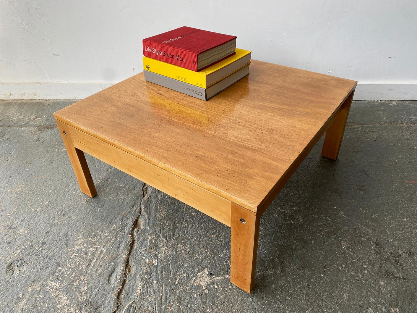 Les premiers produits Habitat et les premiers produits Ikea gagnent rapidement en popularité. Les deux marques ont établi une esthétique distinctive et cohérente qui résonne à travers les générations. Habitat a notamment collaboré avec des designers