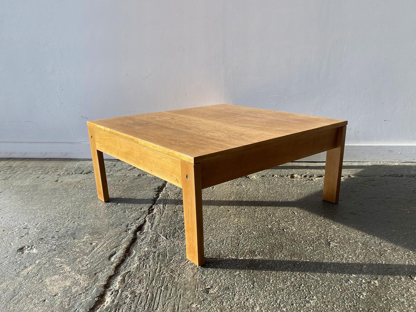 Britannique Table basse en pin du début de l'Habitat des années 1980 en vente