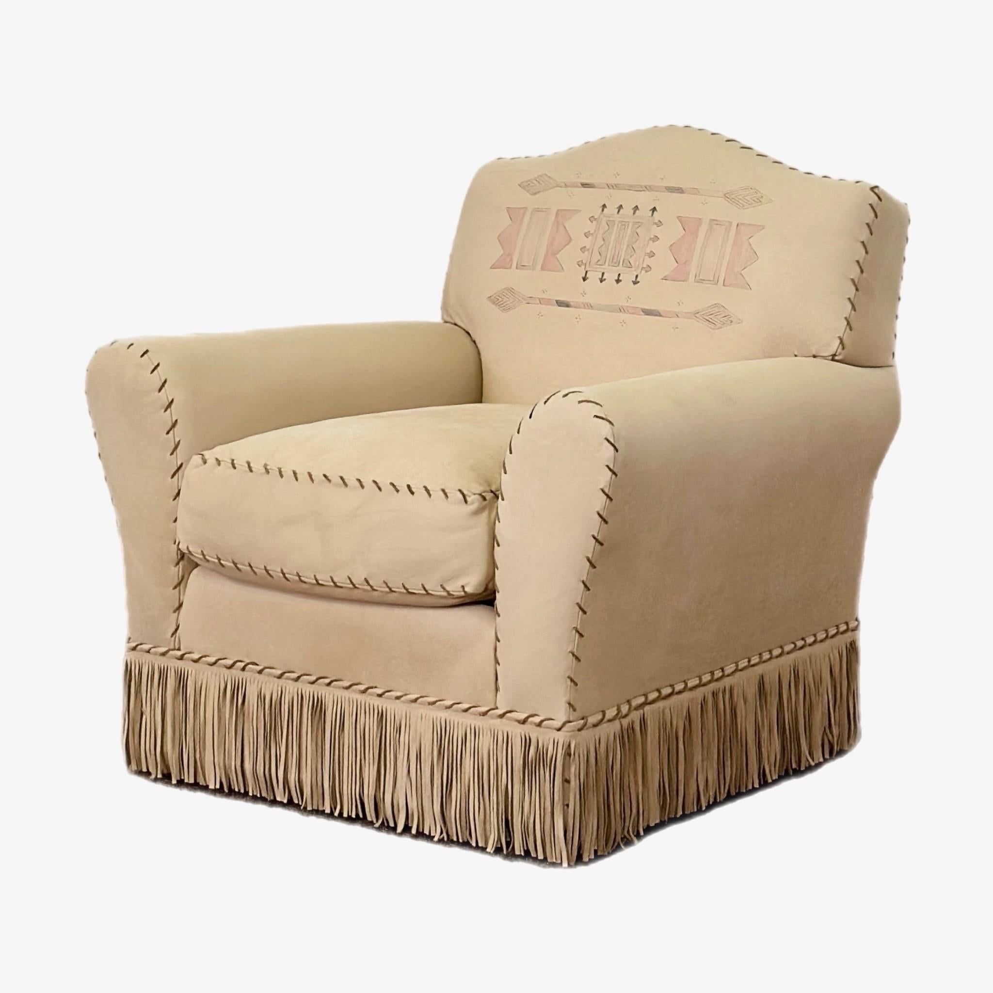 Ralph Lauren Home, hacia la década de 1980, durante los años de formación de la marca en el diseño de muebles.  Fabricada por Frederic Edward, el licenciatario original de tapicería de Ralph Lauren, esta silla refleja la visión y la artesanía que
