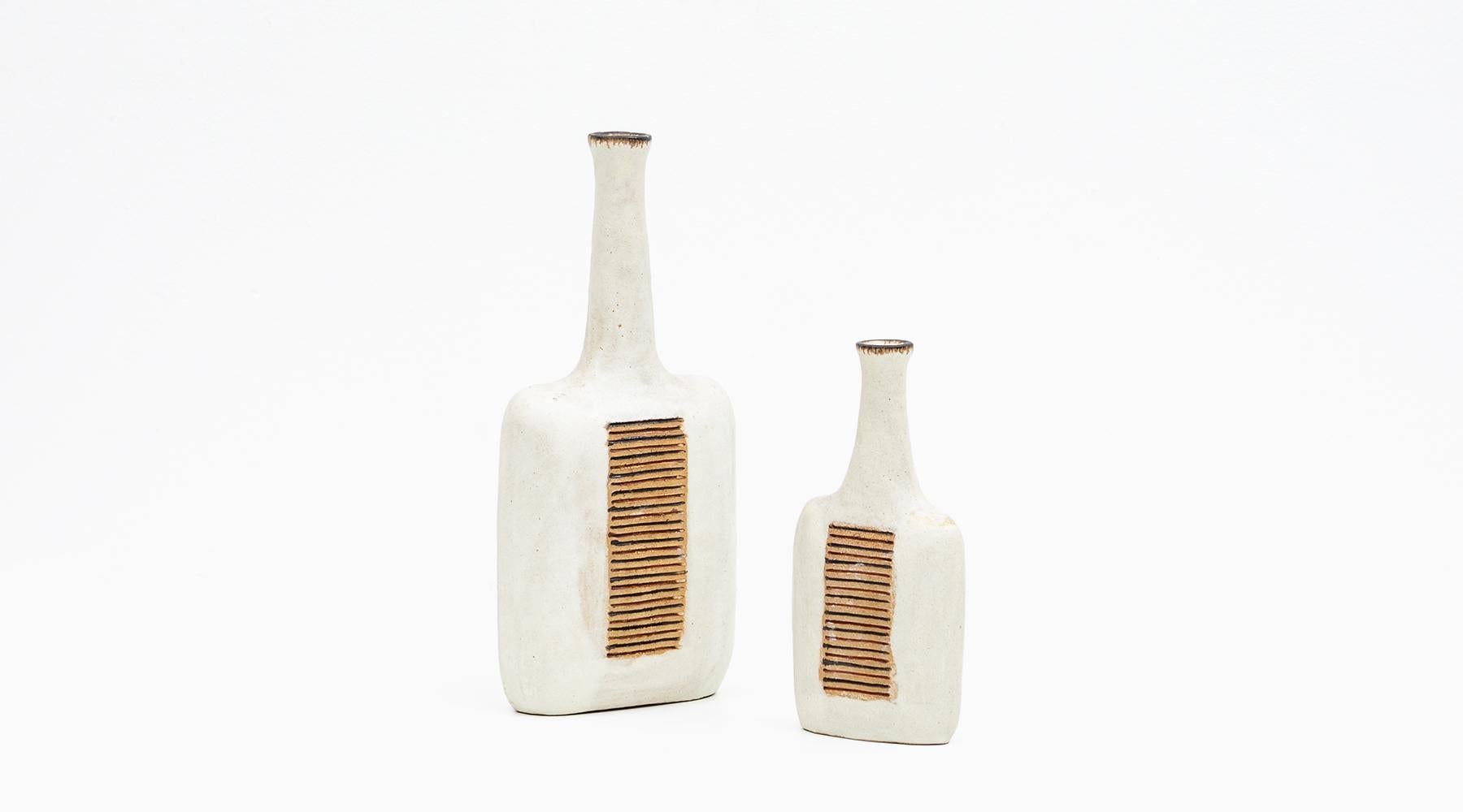 Stoneware in earth color, set of two vases, ceramic, Bruno Gambone, Italy, 1980s.

Two beautiful organic objects made of ceramic. The multifaceted artist Bruno Gambone was a master of his handcraft. Both vases have a relief detail in mustard and