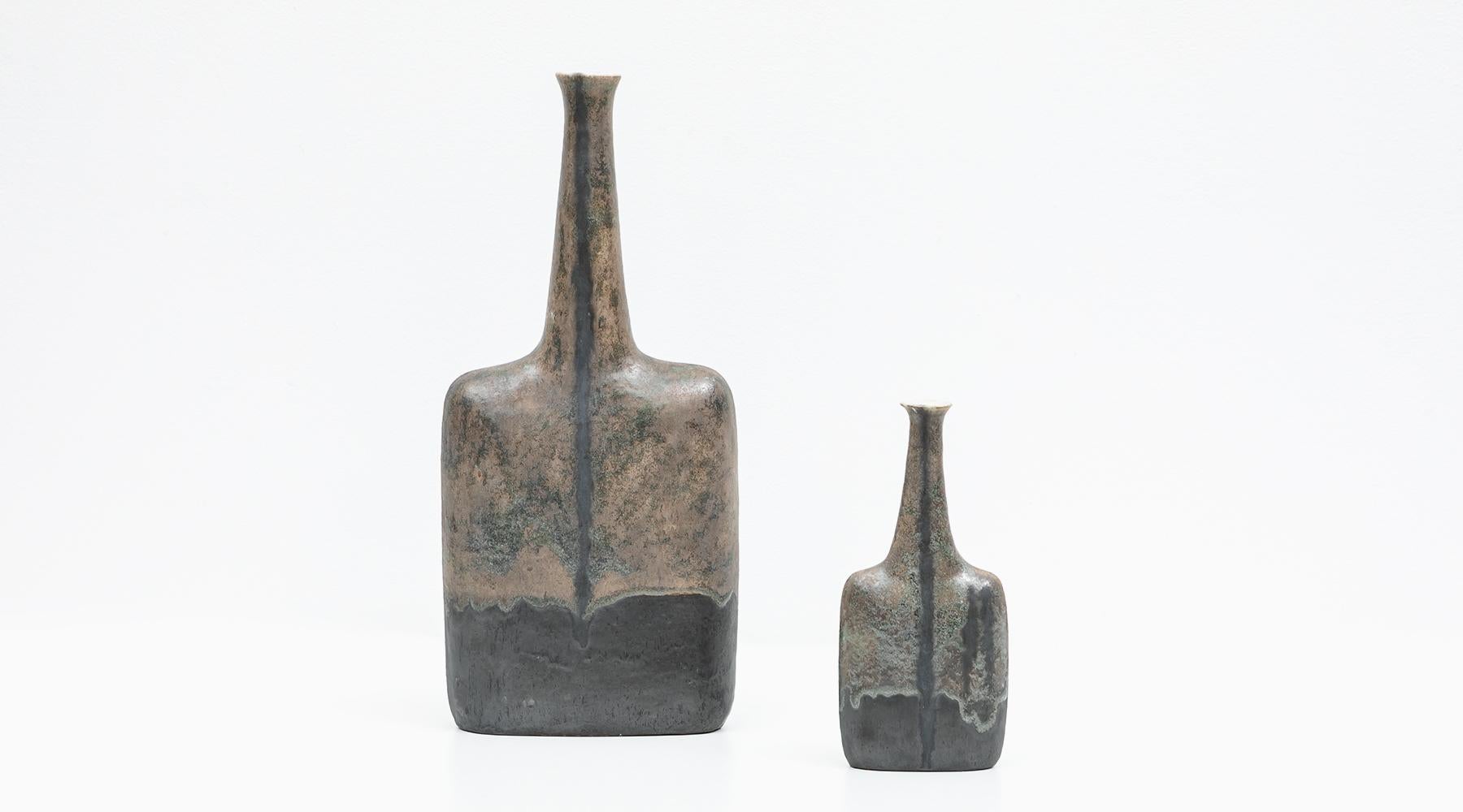 Art pottery in selected earth color, set of two vases, ceramic, Bruno Gambone, Italy, 1980s.

Two exceptionally beautiful sculptural objects by the well-known Italian artist Bruno Gambone. A master of his craft can be seen again in this example.