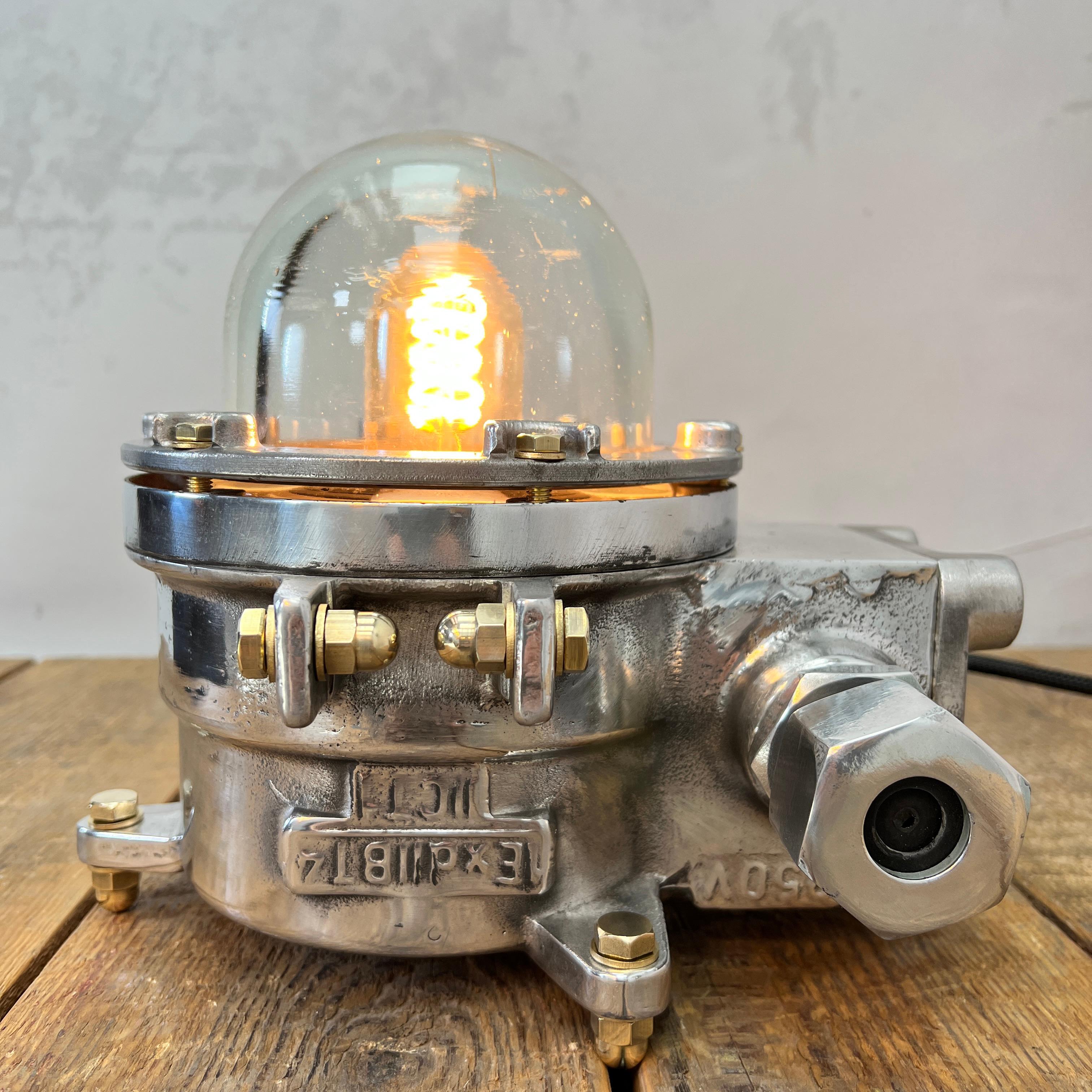 Osten Bloc-Tischlampe aus Aluminiumguss und Glas mit Industrie explosion, 1980er Jahre im Angebot 1