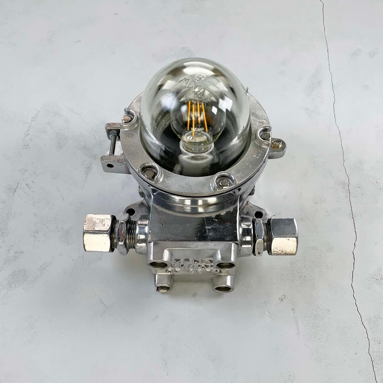1980's Eastern European Cast Aluminium Industrial Flameproof Bulkhead Wandleuchte (Baltisch) im Angebot