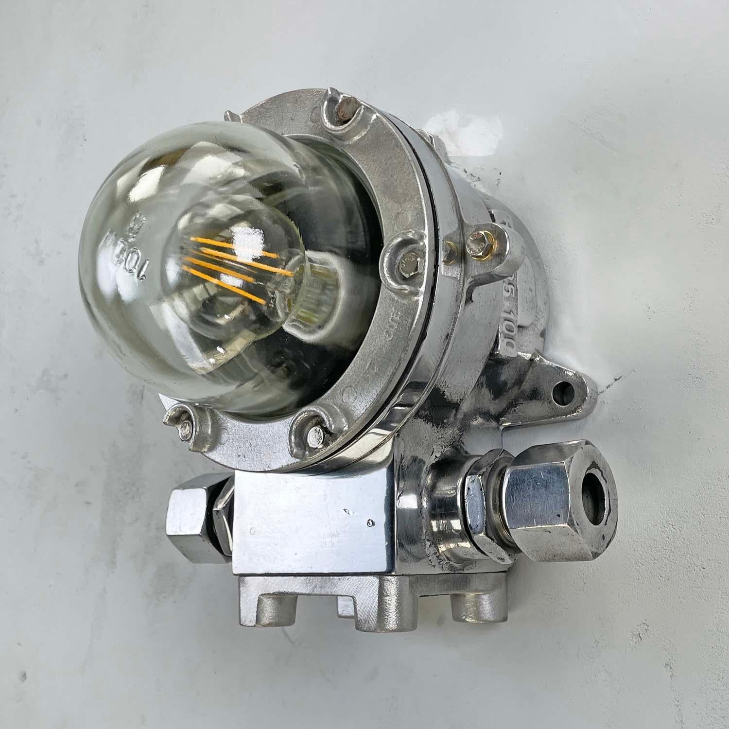 1980's Eastern European Cast Aluminium Industrial Flameproof Bulkhead Wandleuchte (Gehärtet) im Angebot