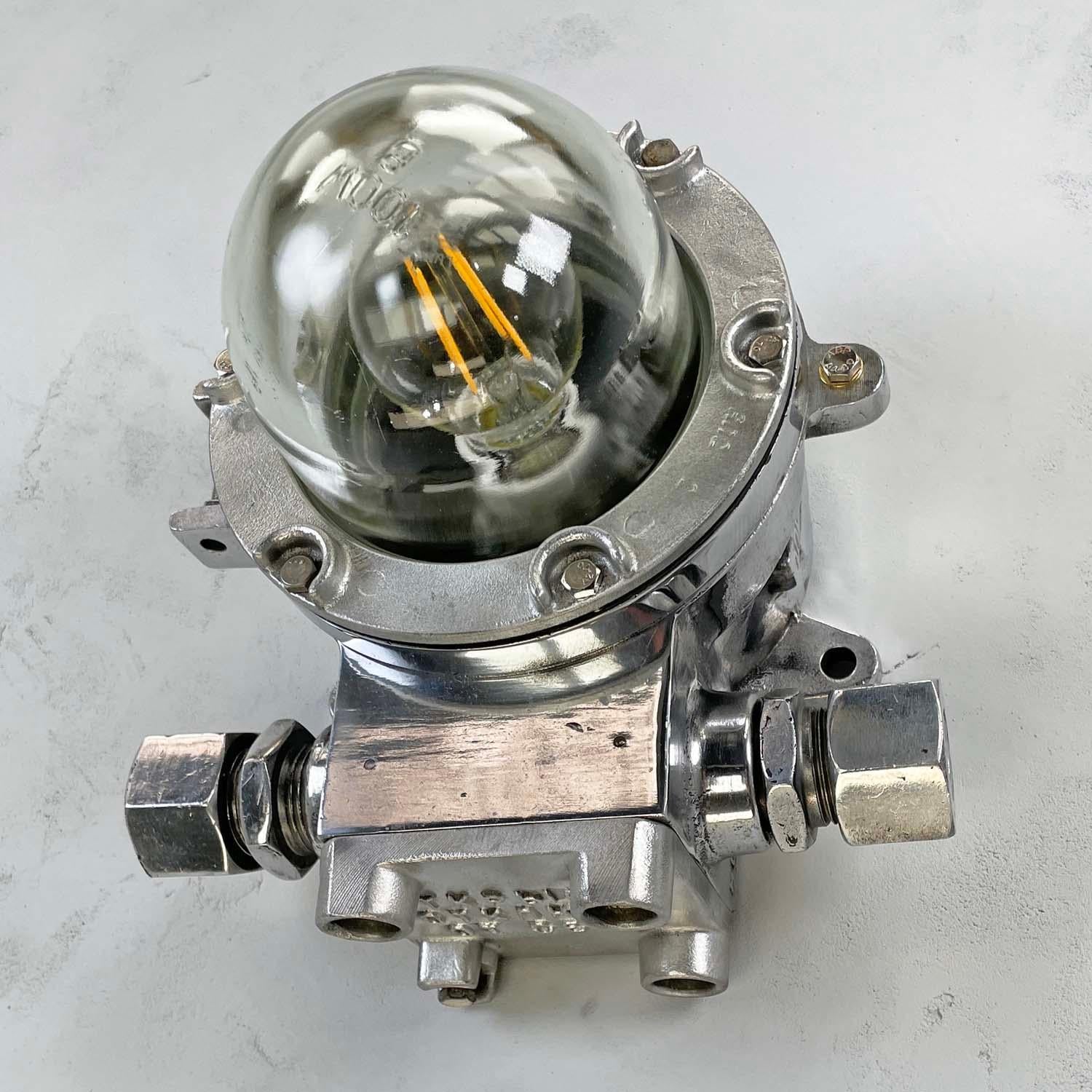 1980's Eastern European Cast Aluminium Industrial Flameproof Bulkhead Wandleuchte im Angebot 1