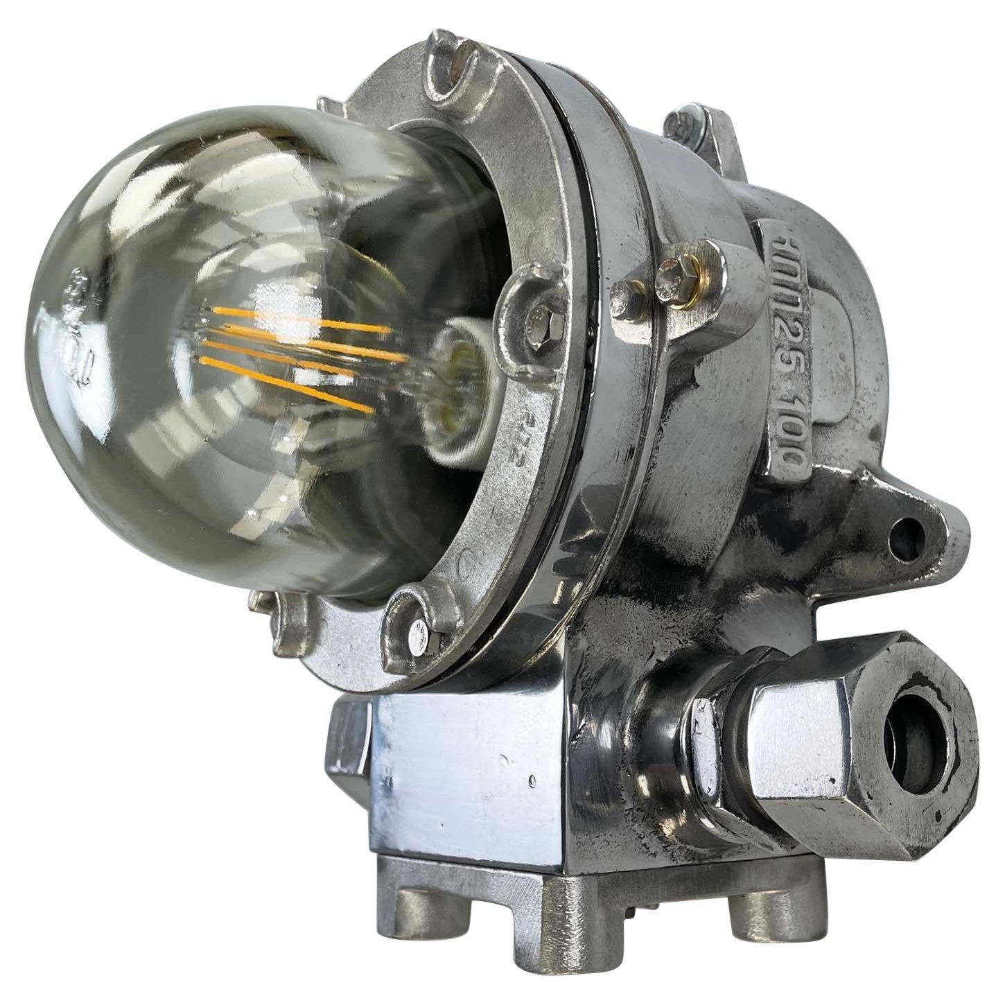 Lampada da parete industriale a paratia ignifuga in alluminio fuso degli anni '80 dell'Europa dell'Est