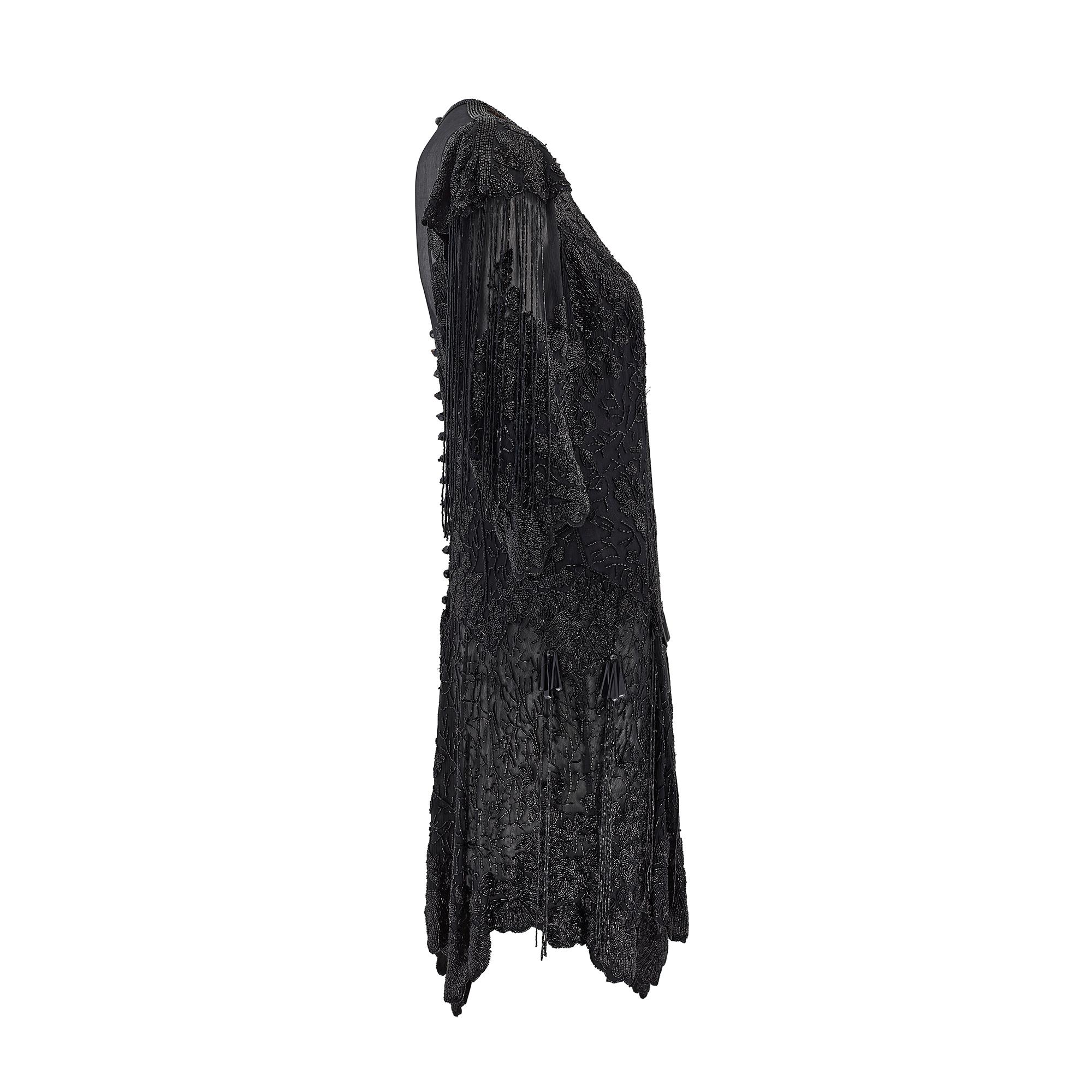 Dieses Abendkleid wurde von Eavis und Brown entworfen und ist ein schönes Couture-Beispiel aus den 1980er Jahren. Das Label wurde von Caroline Eavis gegründet, die über 30 Jahre lang Couture-Kleidung für Kunden wie Beyonce, Helen Mirren und Halle