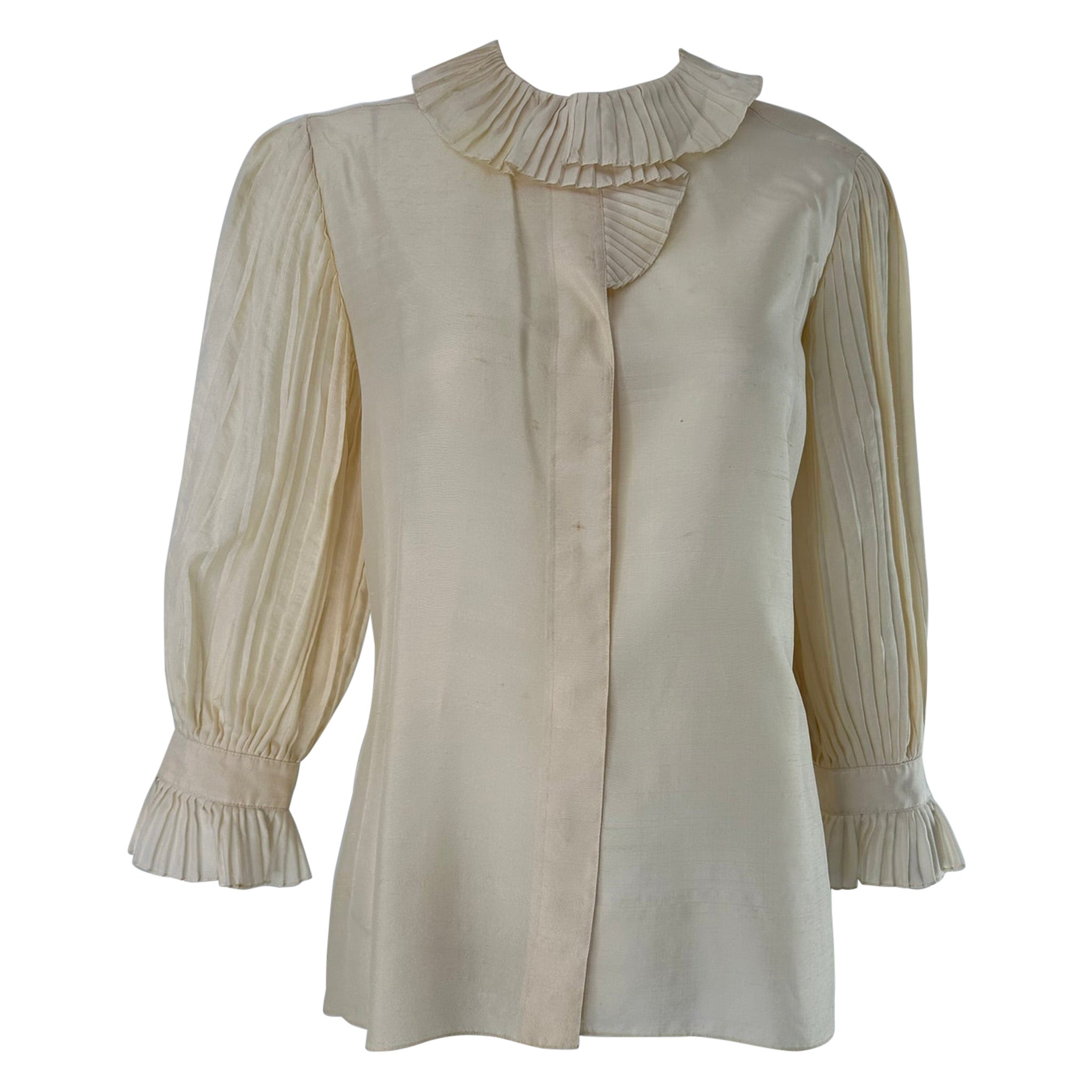 Chemisier à manches plissées en accordéon en soie grège écru des années 1980, avec boutons sur le devant en vente