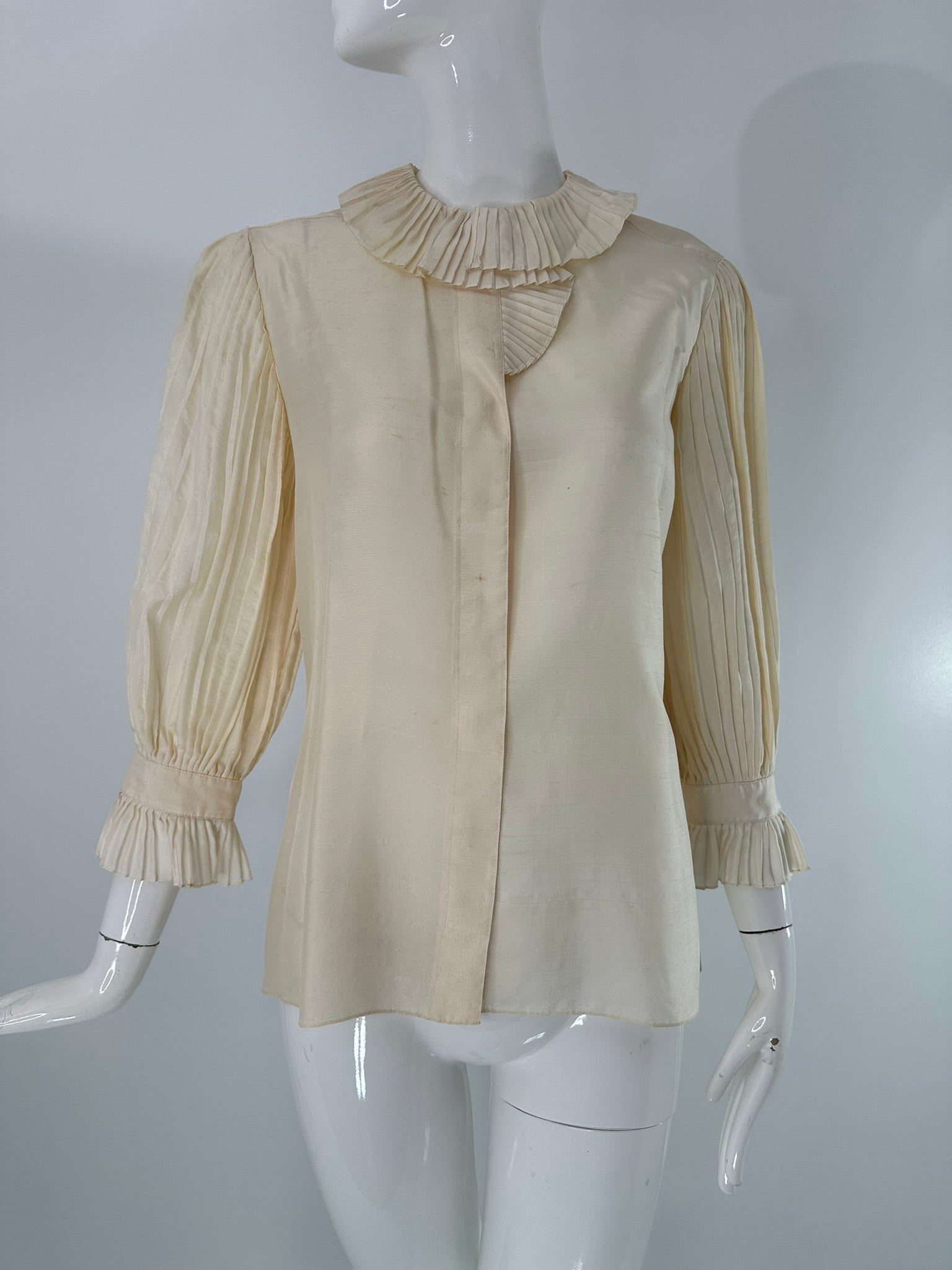 1980s Ecru Raw Silk Accordion Pleated Sleeve Button Front Blouse en vente