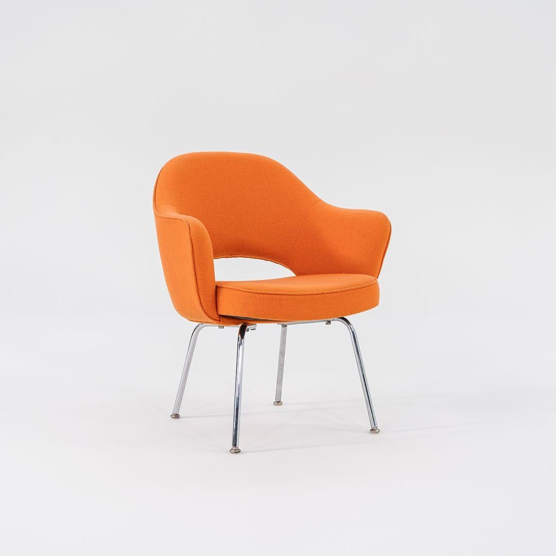 Dies ist ein Saarinen Chefsessel, Modell 71 USB, entworfen von Eero Saarinen für Knoll im Jahr 1950. Dieses Exemplar stammt aus den 1980er Jahren, wie das verbliebene Label 655 Madison Avenue zeigt. Das Design zeichnet sich durch Beine aus poliertem