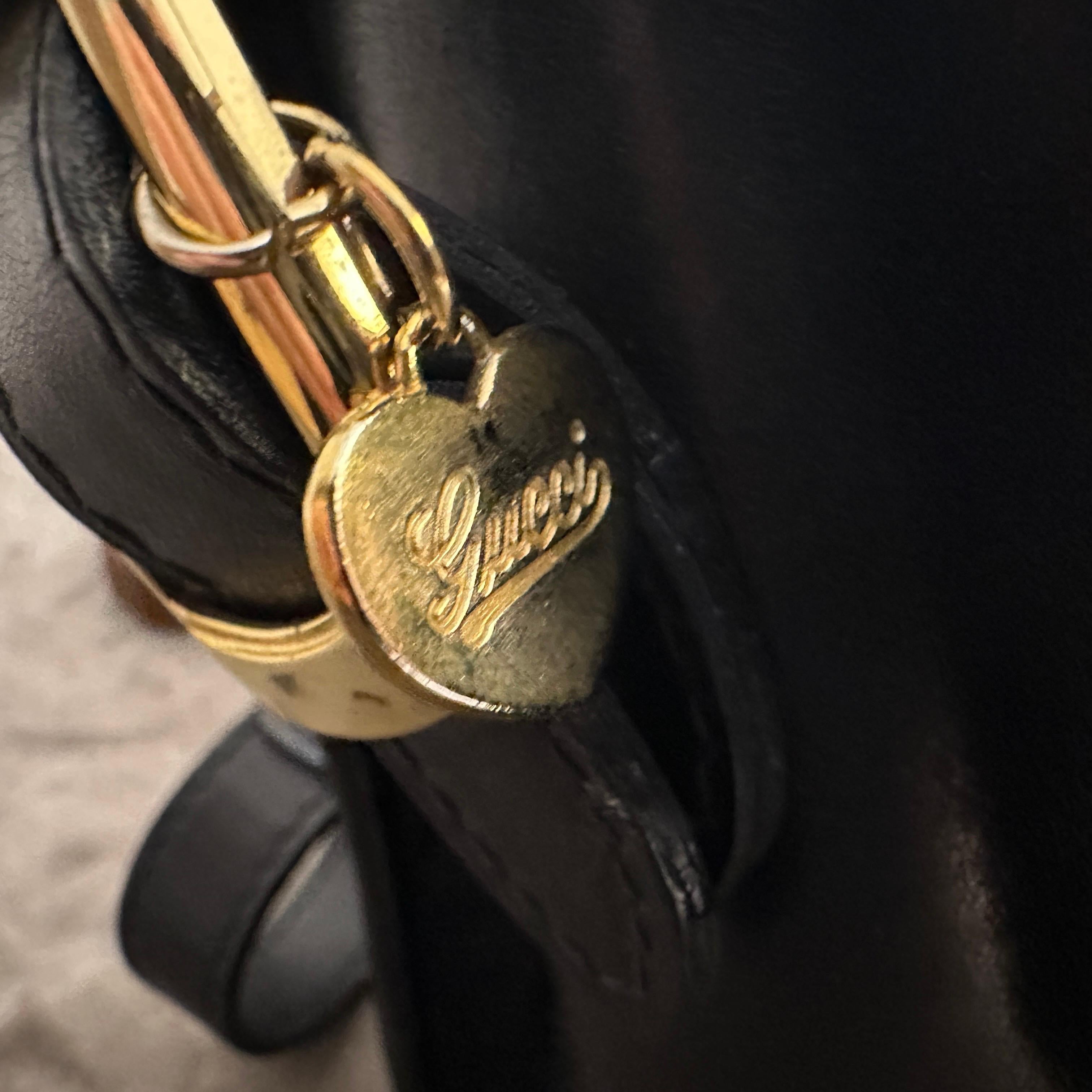 1980s Elegant Black Leather and Brass Shoulder Bag by Gucci In Excellent Condition For Sale In Aci Castello, IT