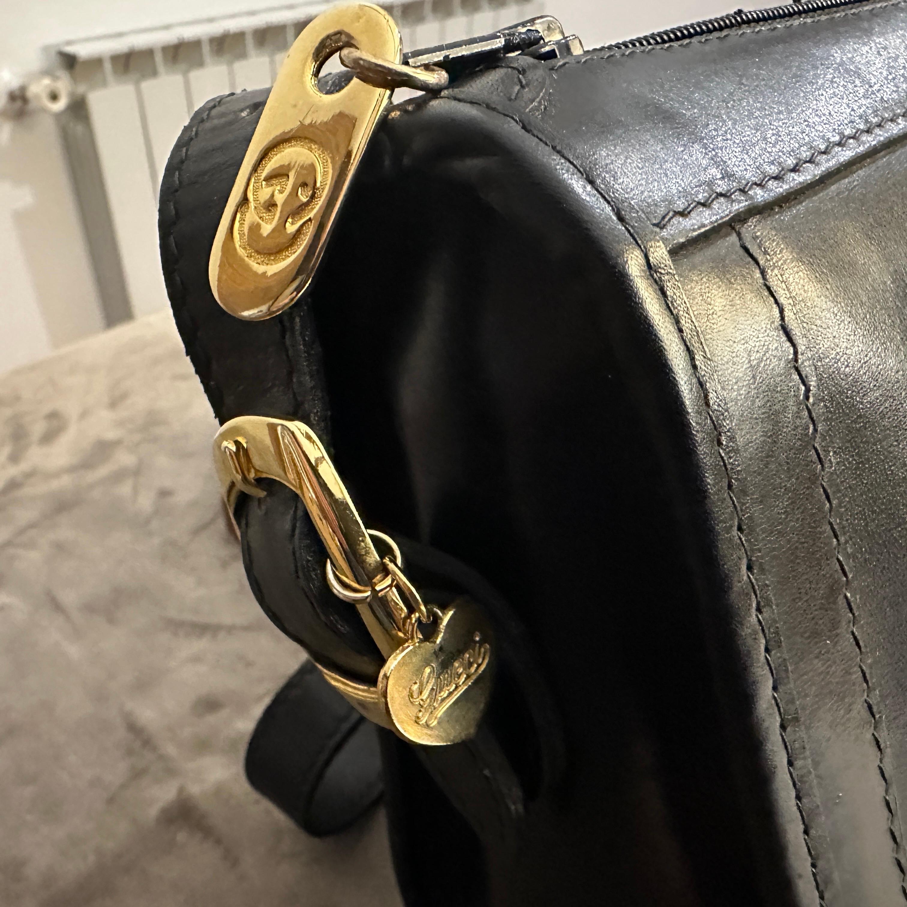 Women's 1980s Elegant Black Leather and Brass Shoulder Bag by Gucci For Sale