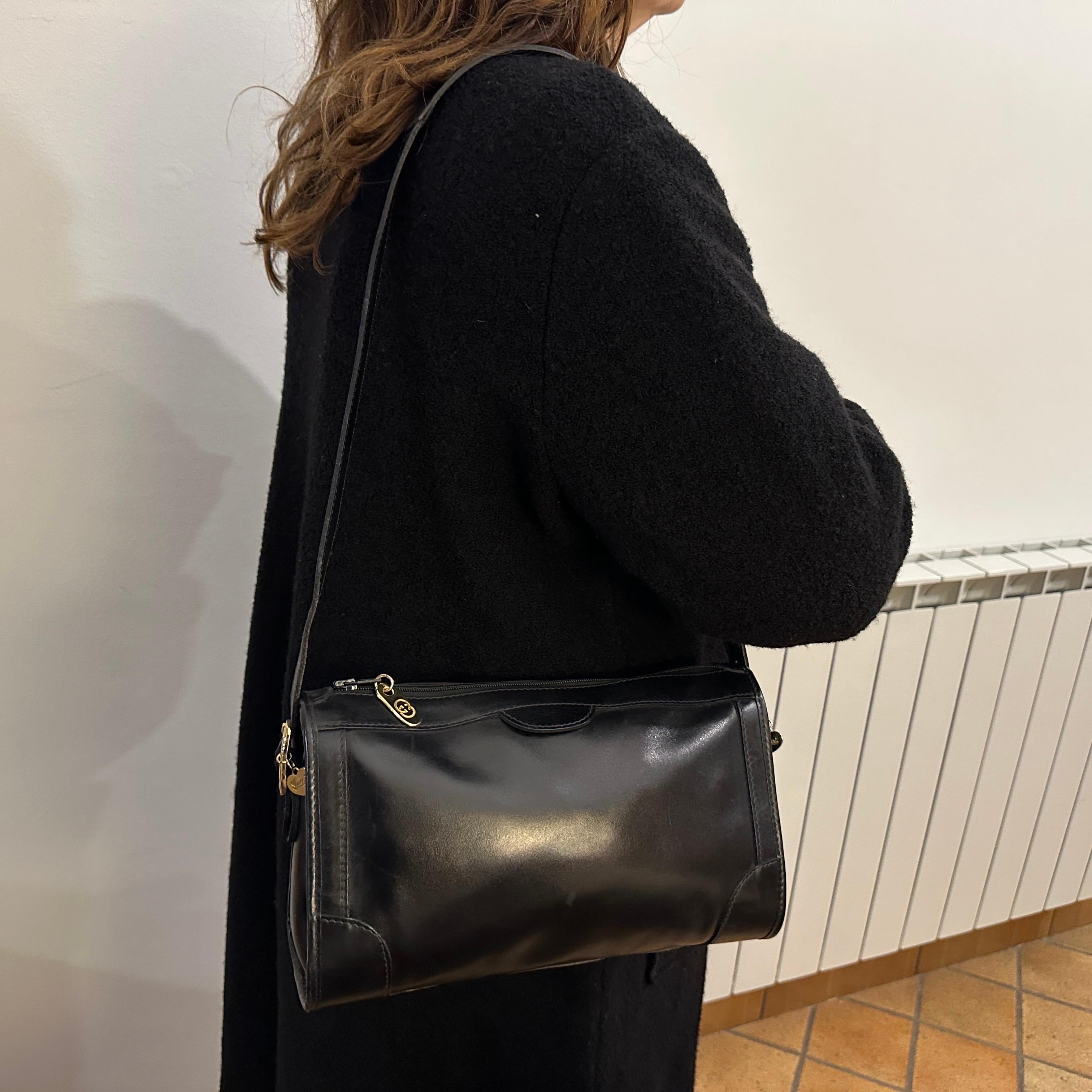 1980s Elegant Black Leather and Brass Shoulder Bag by Gucci For Sale 1