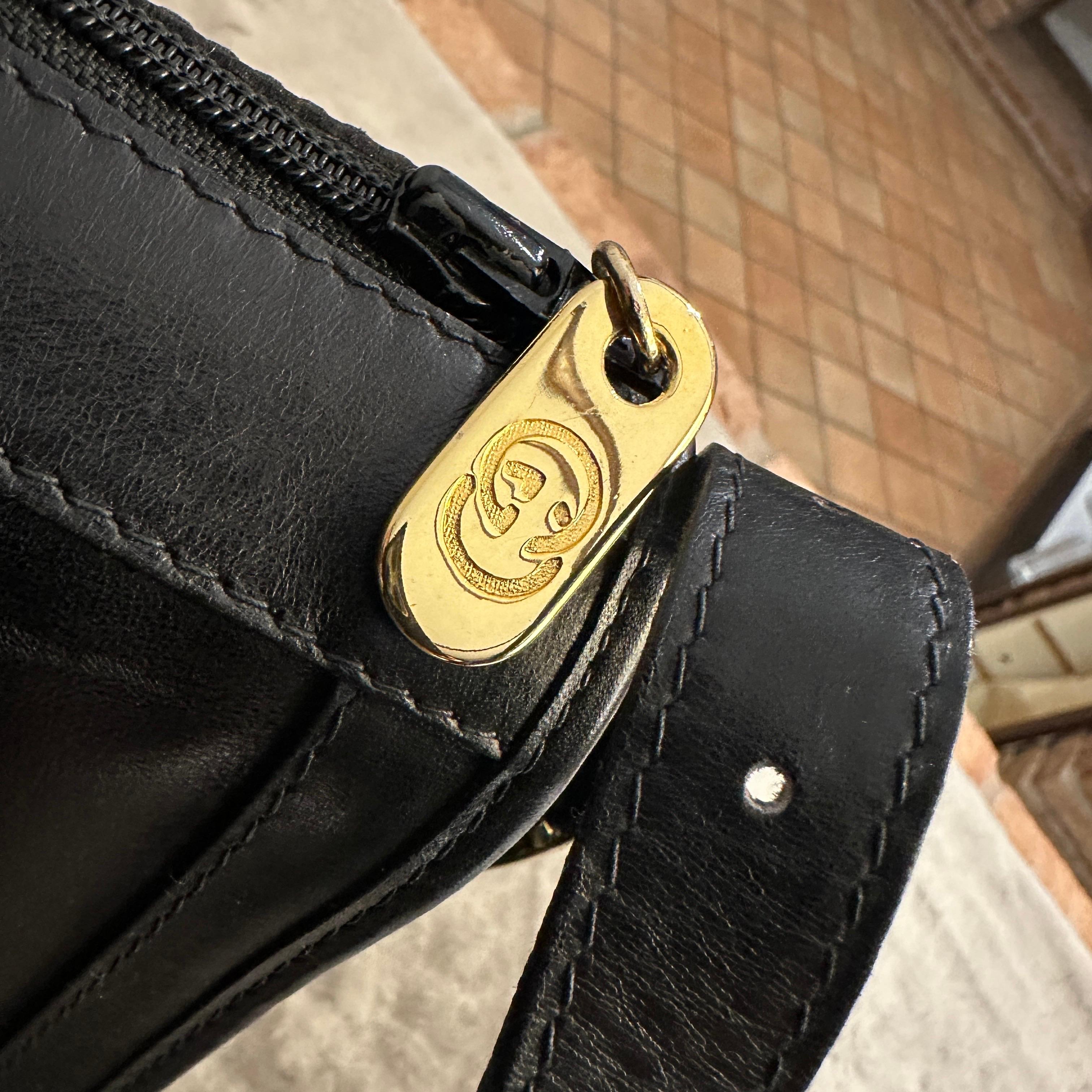 1980s Elegant Black Leather and Brass Shoulder Bag by Gucci For Sale 3
