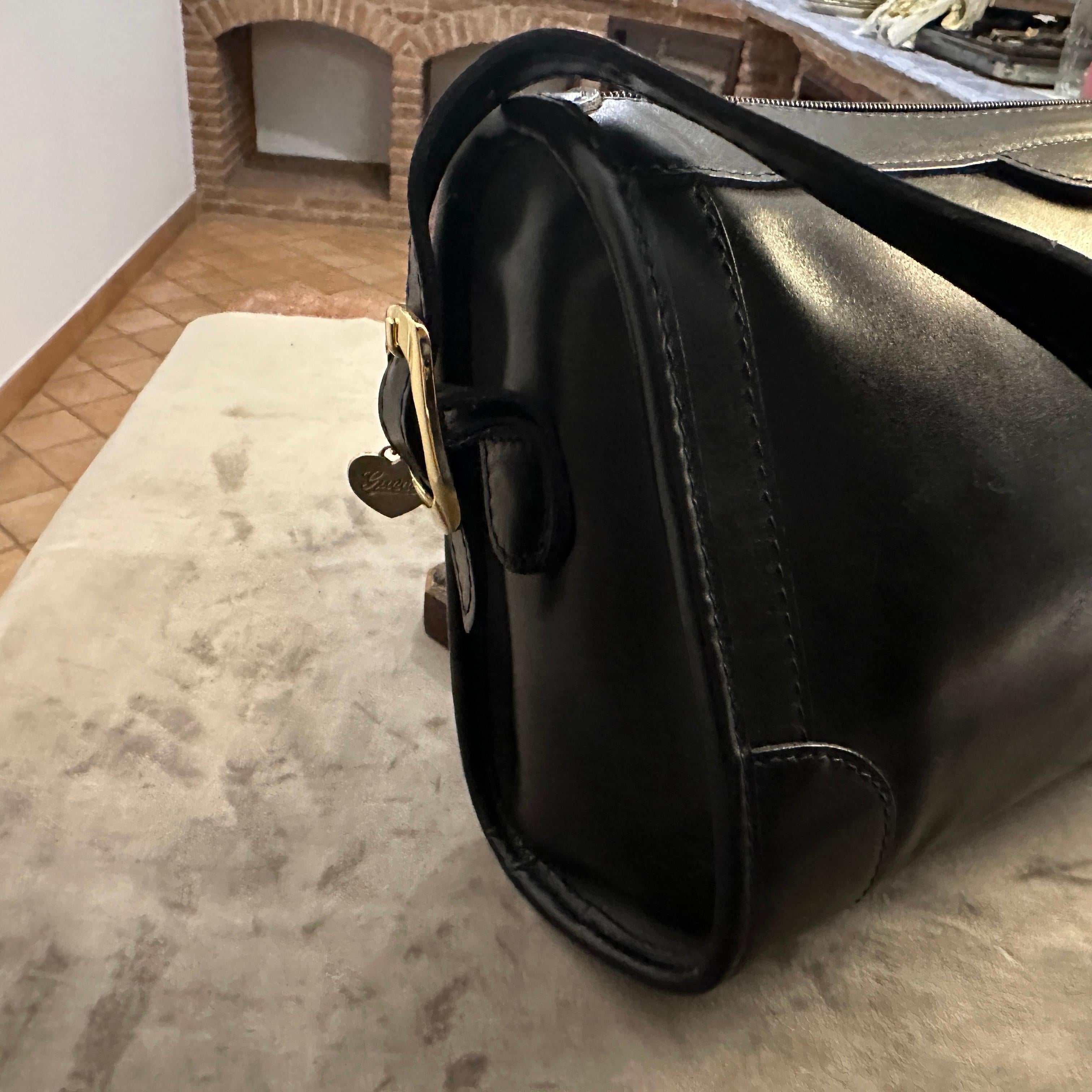 1980s Elegant Black Leather and Brass Shoulder Bag by Gucci For Sale 4