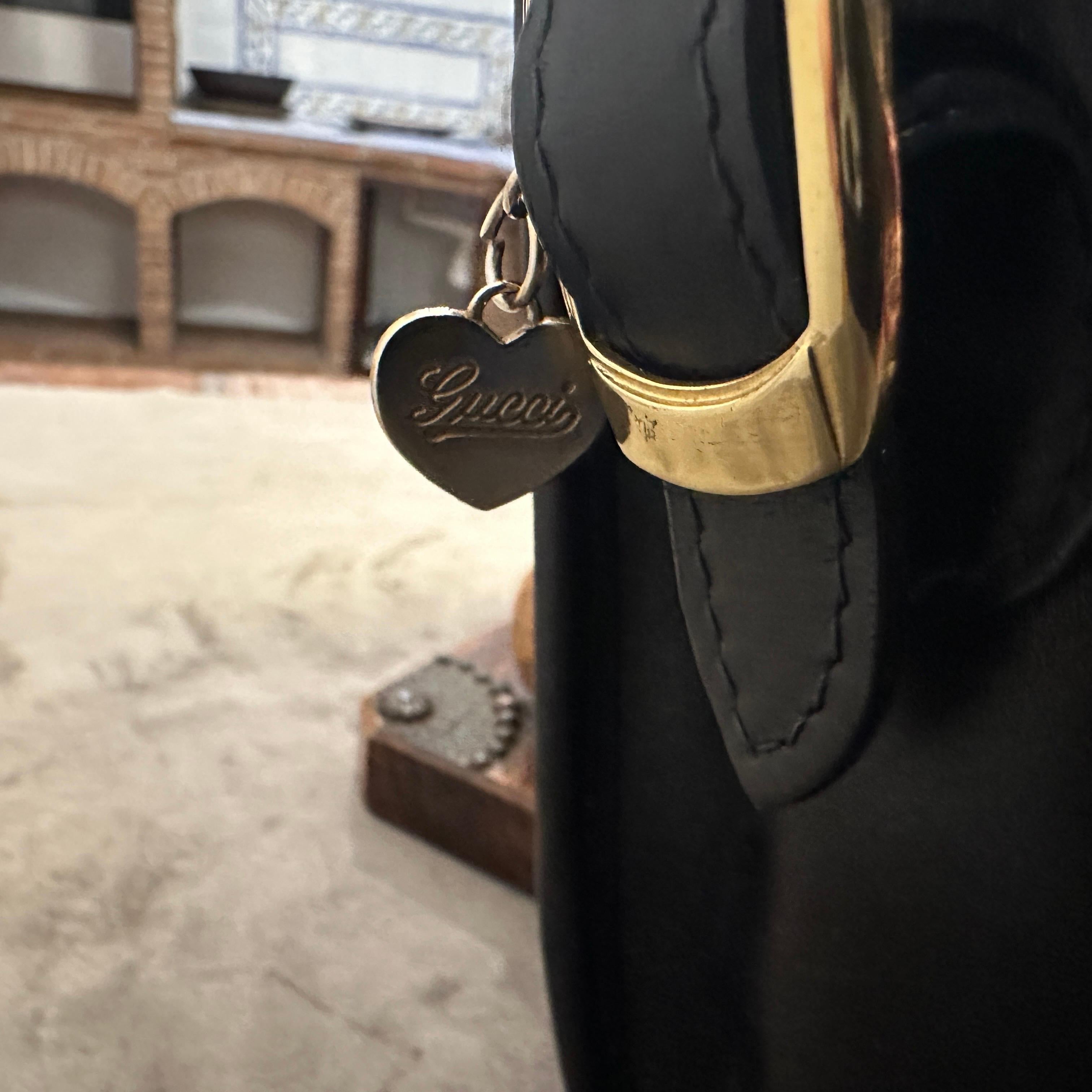 1980s Elegant Black Leather and Brass Shoulder Bag by Gucci For Sale 5
